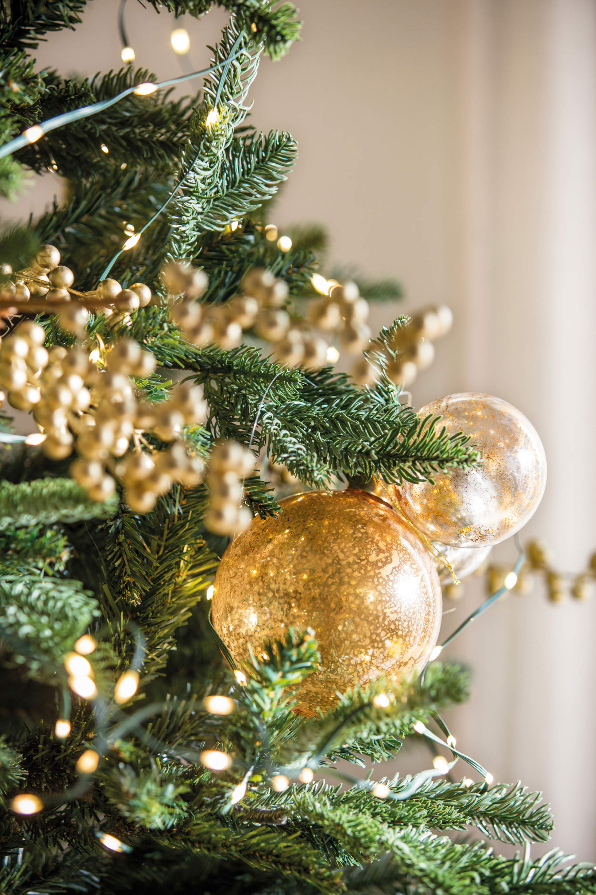 Árbol de Navidad decorado en dorado.