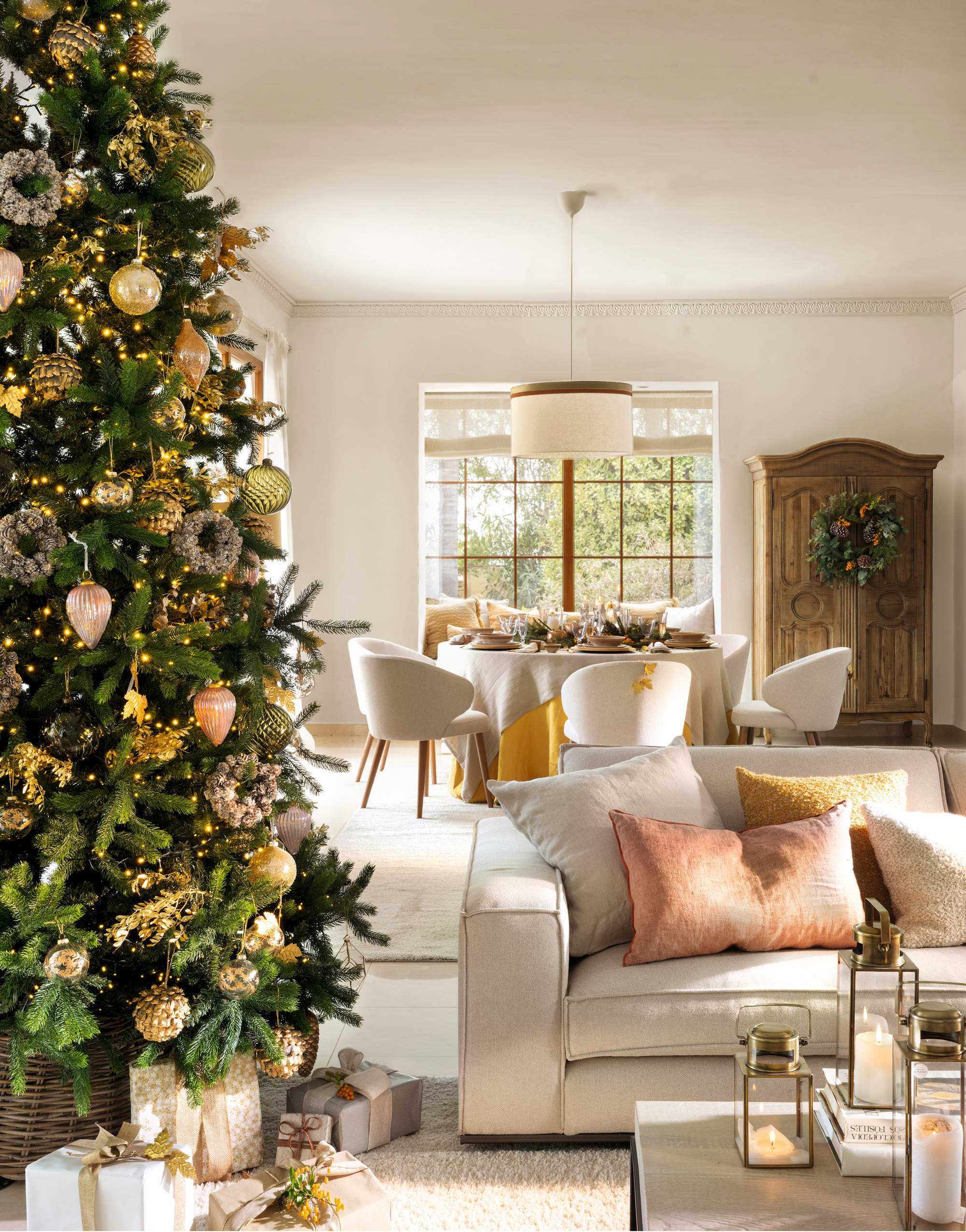 Salón comedor con árbol de Navidad
