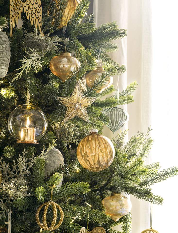 Árbol de Navidad con decoración en dorado.