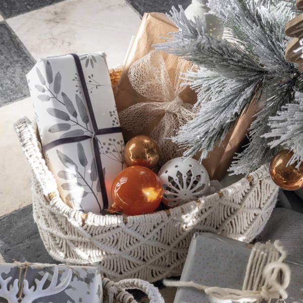 cesta con regalos y bolas de navidad 