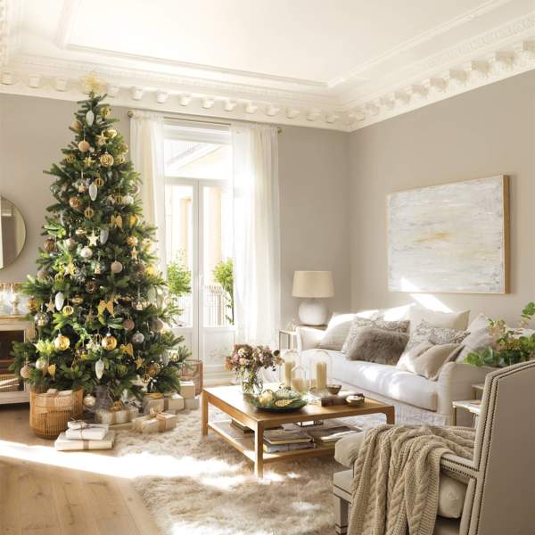 Salón con sofá blanco decorado por Navidad 00529074