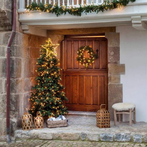 5 fotos e ideas fáciles para decorar la puerta de Navidad y que sea la más bonita de la escalera