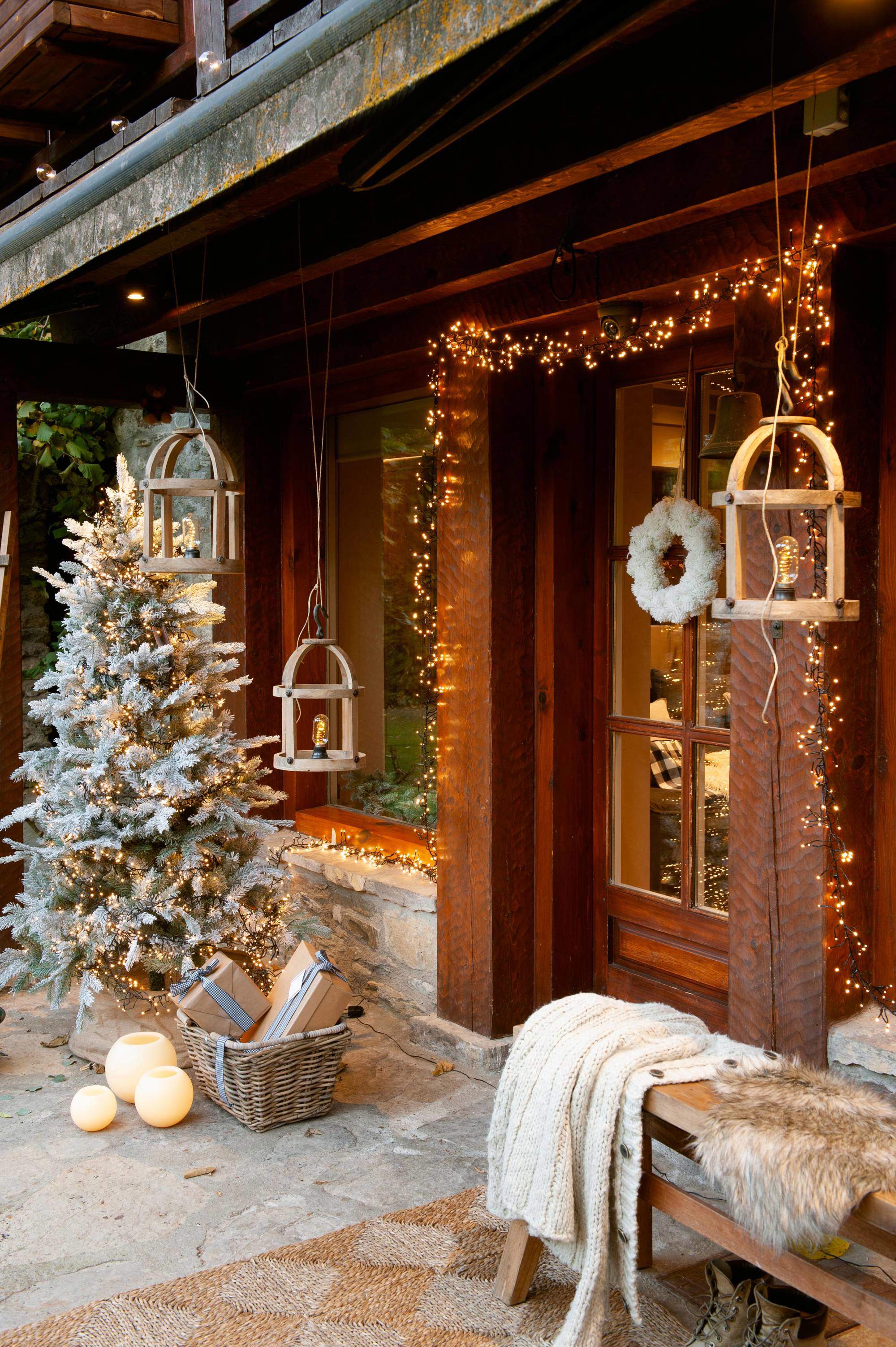 porche decorado e iluminado por navidad.