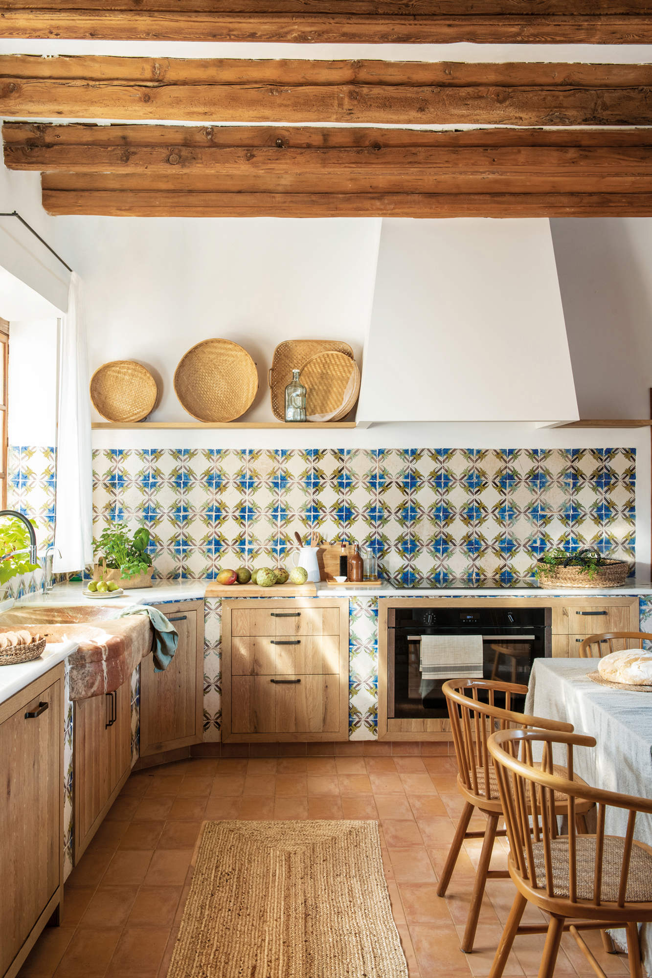 Cocina rústica de estilo antiguo con mesa