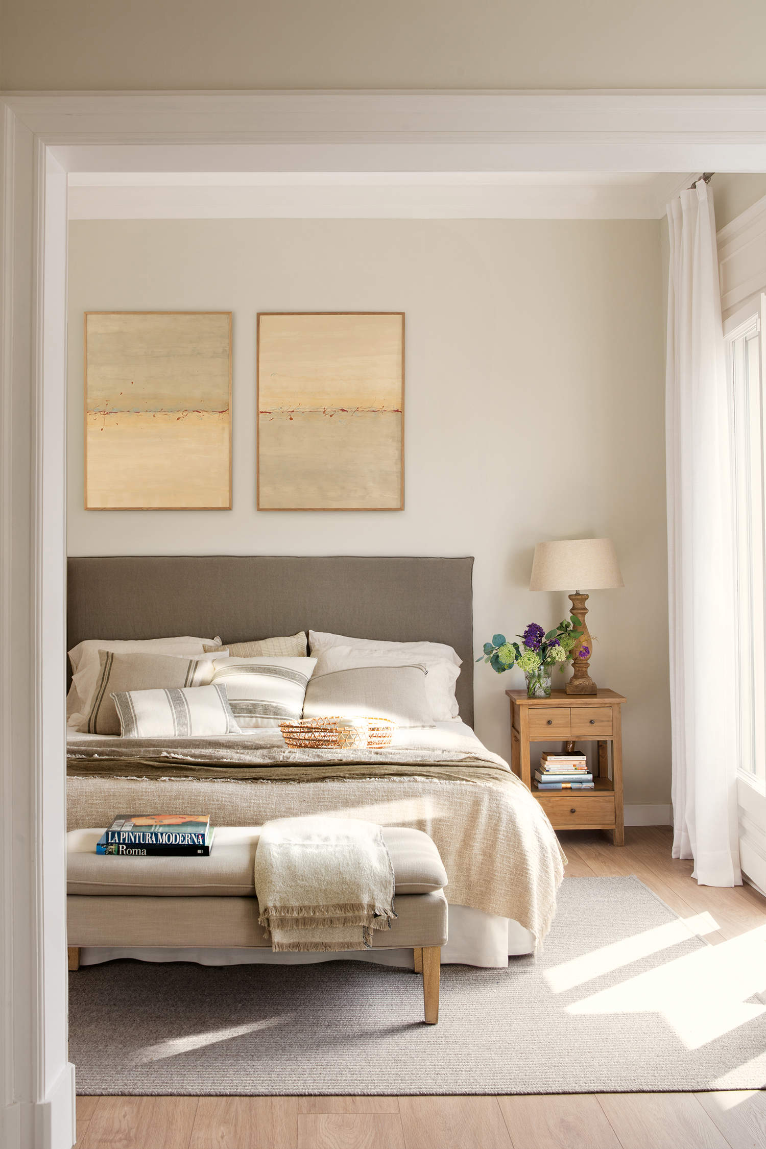 Dormitorio cálido color beige y gris.