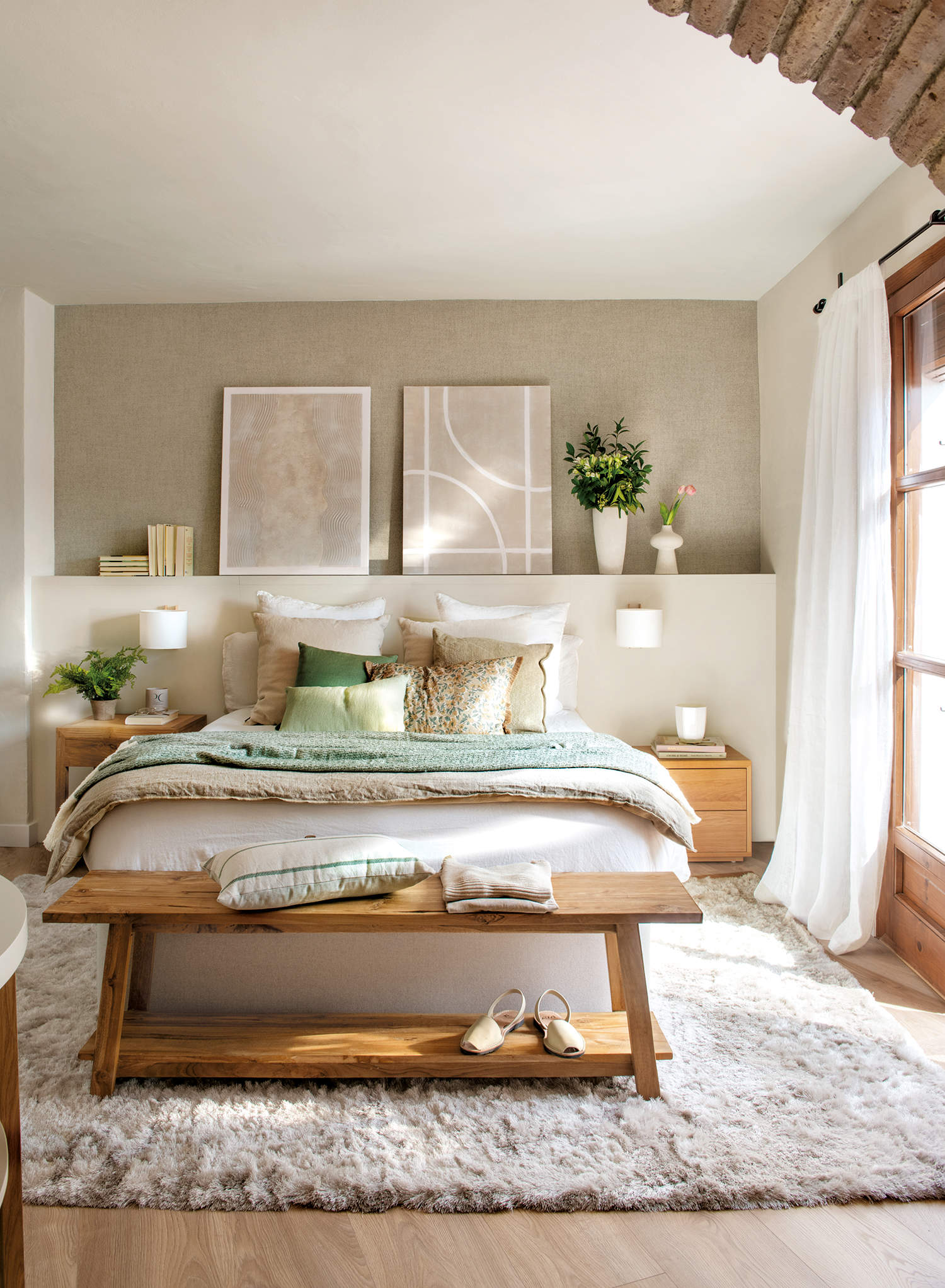 Dormitorio cálido y luminoso con manta beige y verde