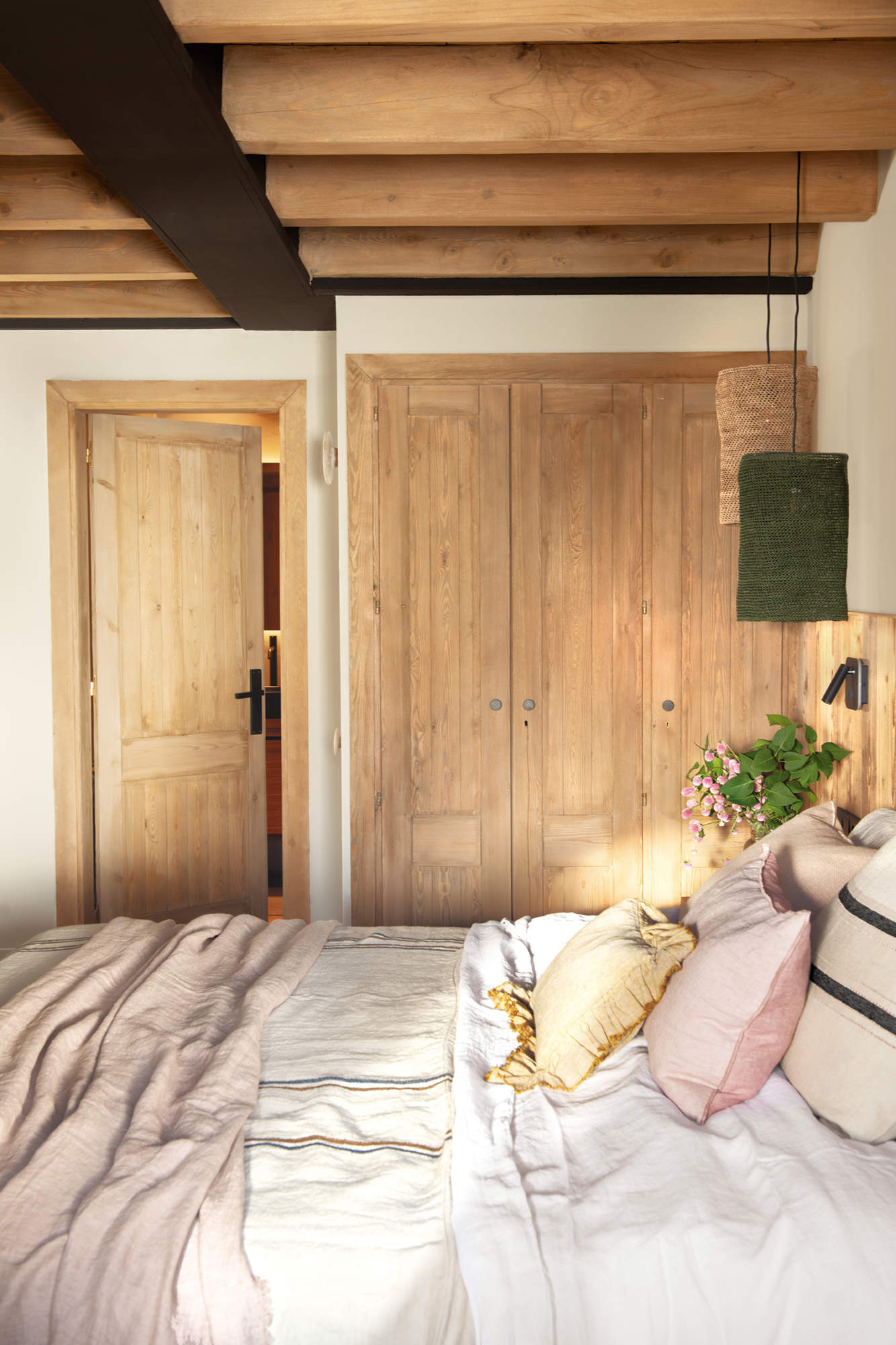 Una acogedora y moderna casita de madera en la montaña, con chimenea ...