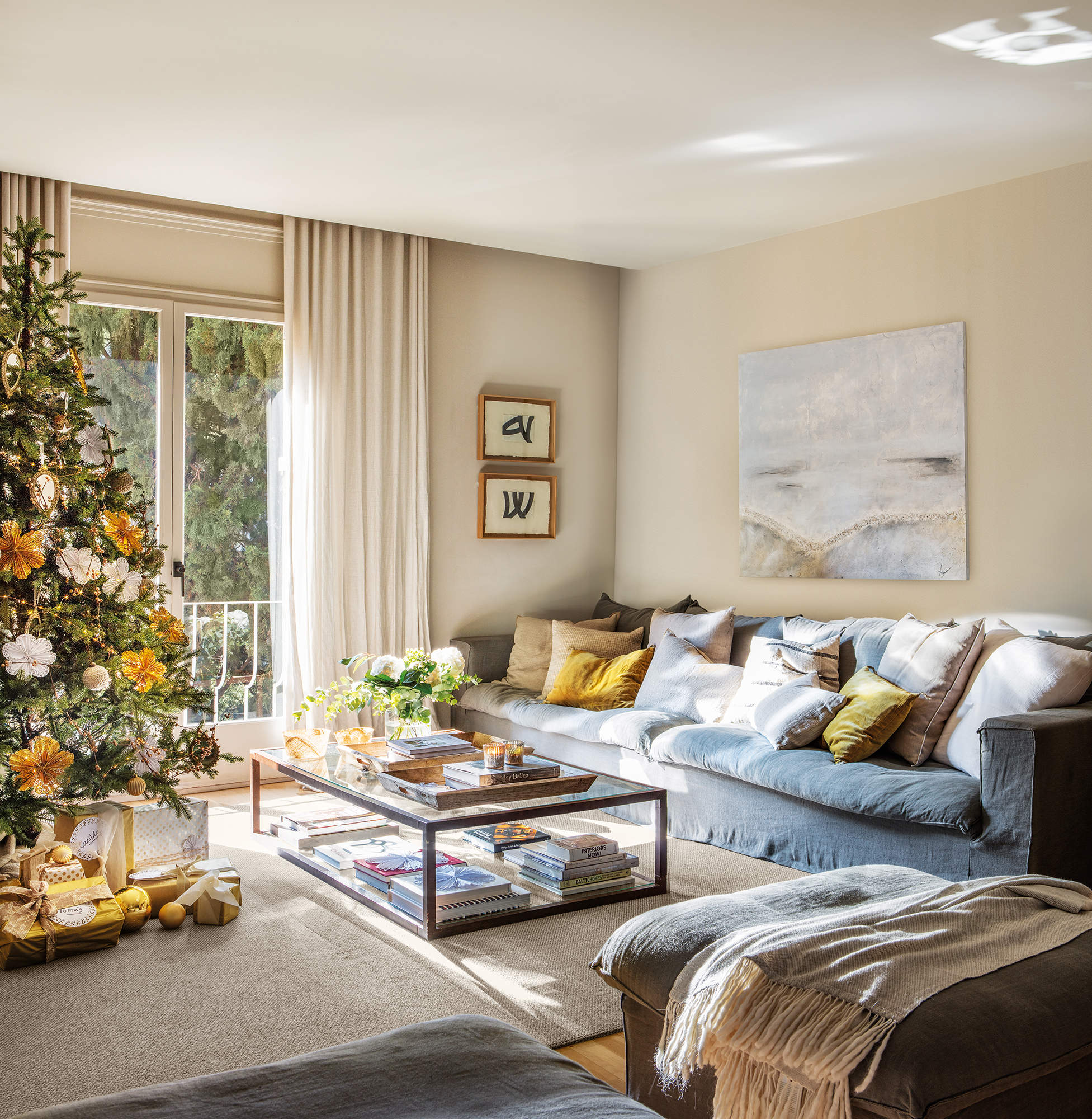 Salón decorado de Navidad con toques dorados y mostazas.