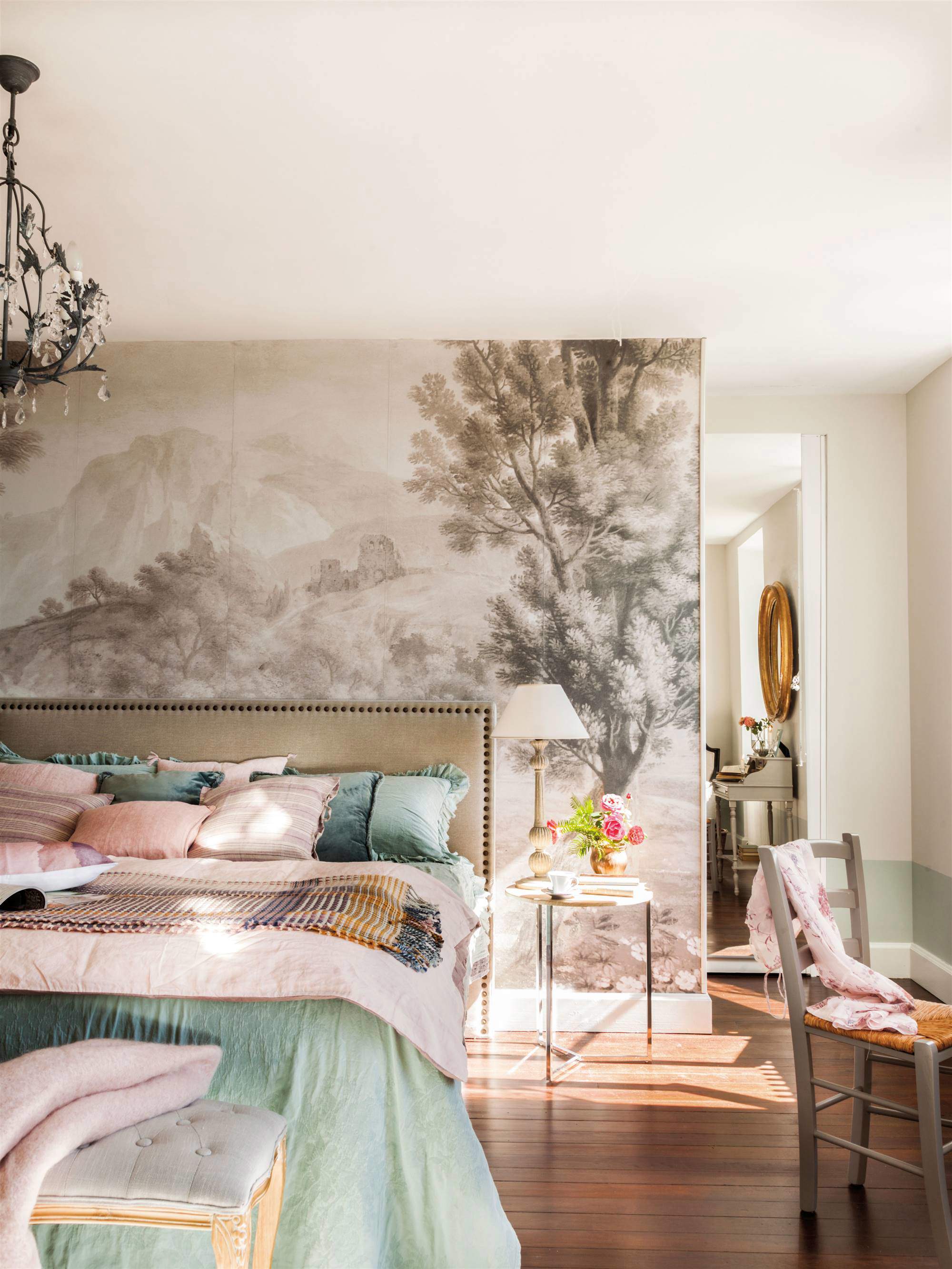 Dormitorio con pared del cabecero decorado con un mural.