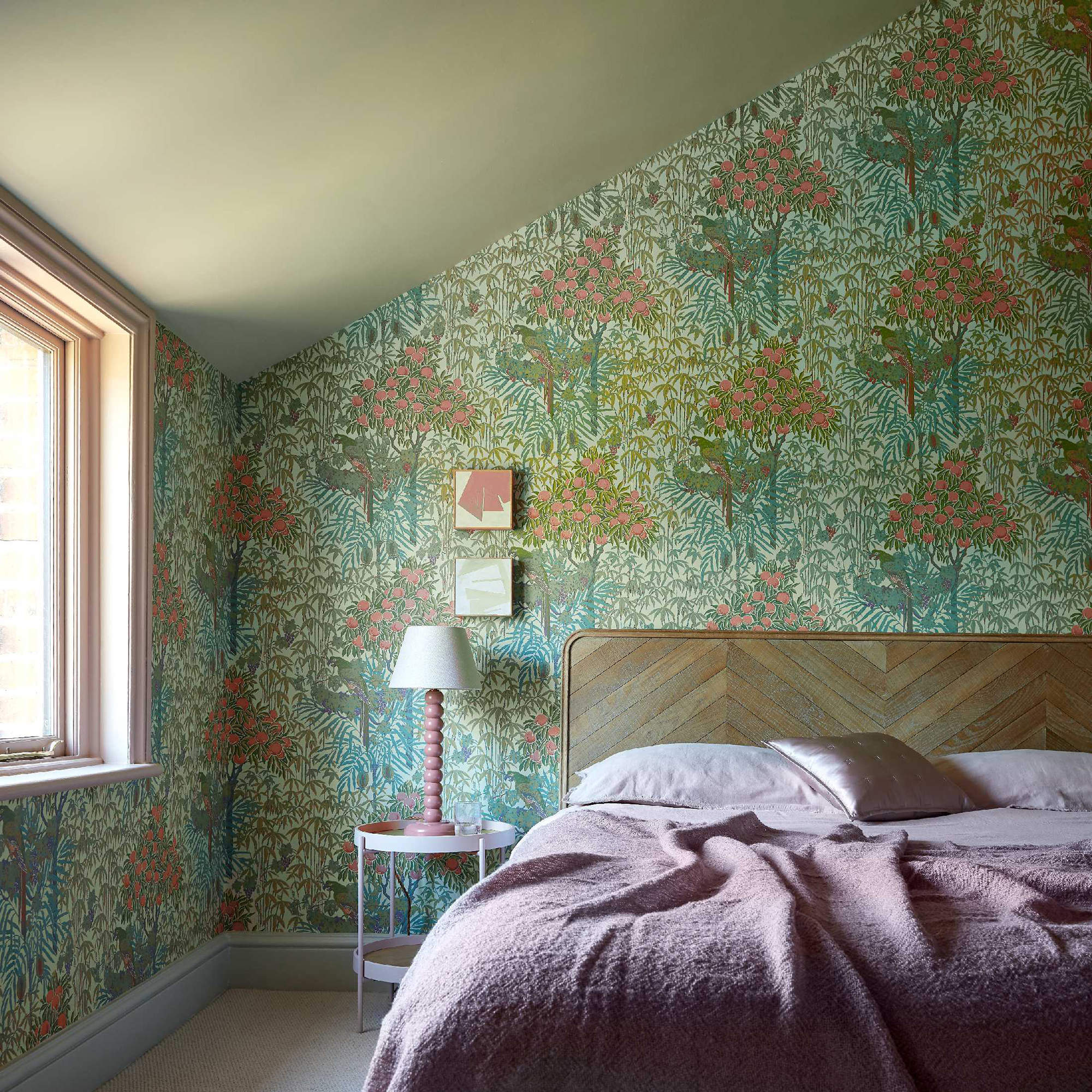 Dormitorio con papel pintado con estampado floral.