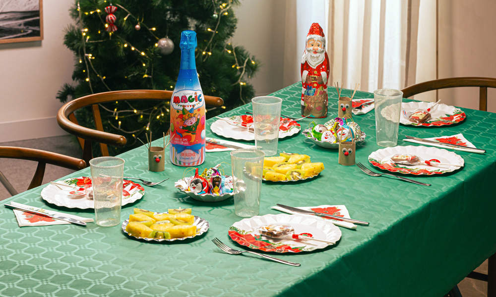 Mesa de Navidad infantil decorada con menaje desechable de Mercadona
