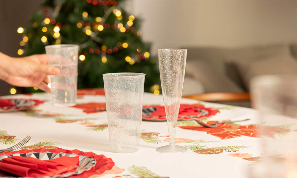 Vasos y copas desechables y elegantes para la mesa de Navidad de Mercadona