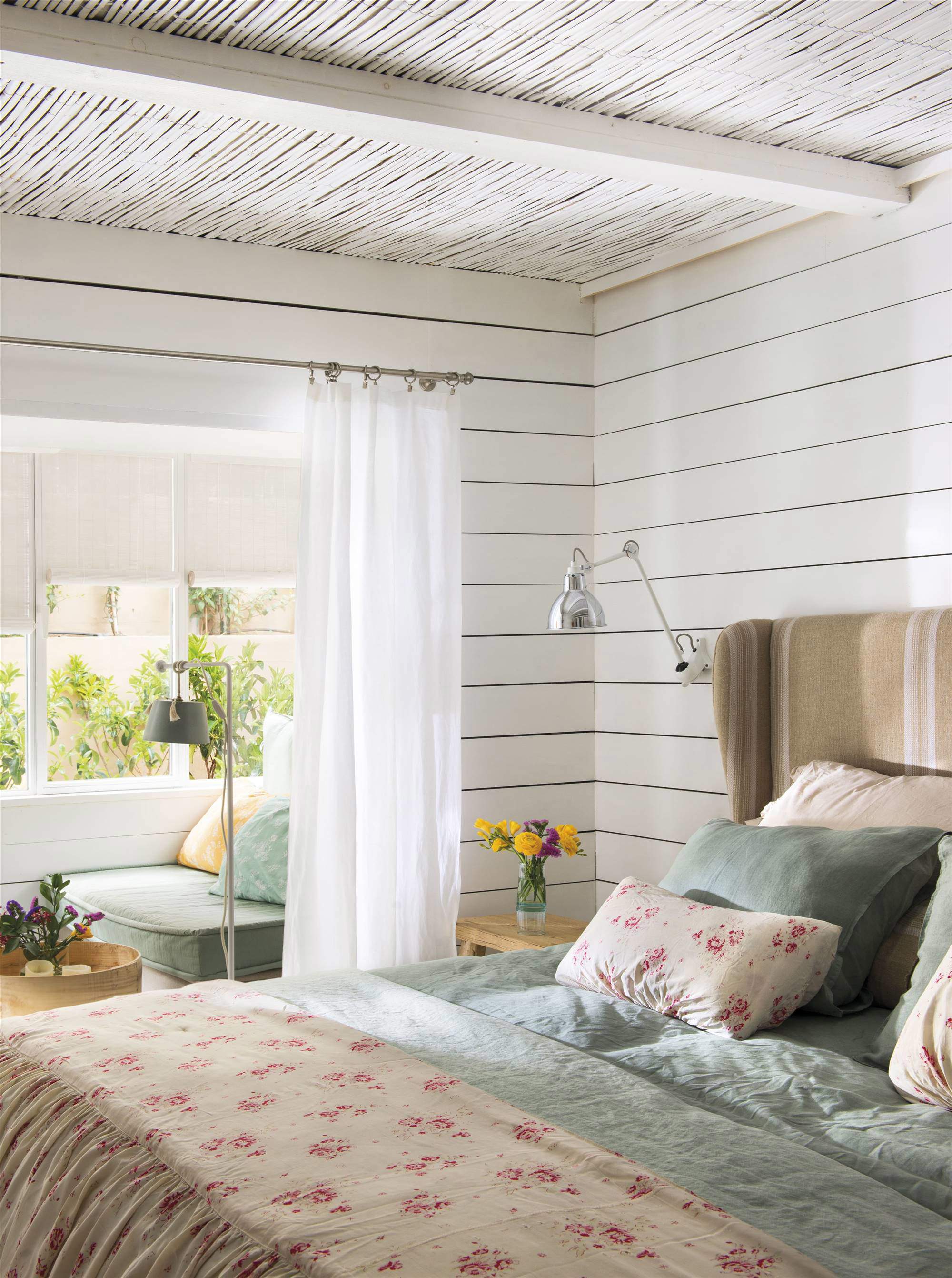 Dormitorio romántico con cabecero tapizado. 