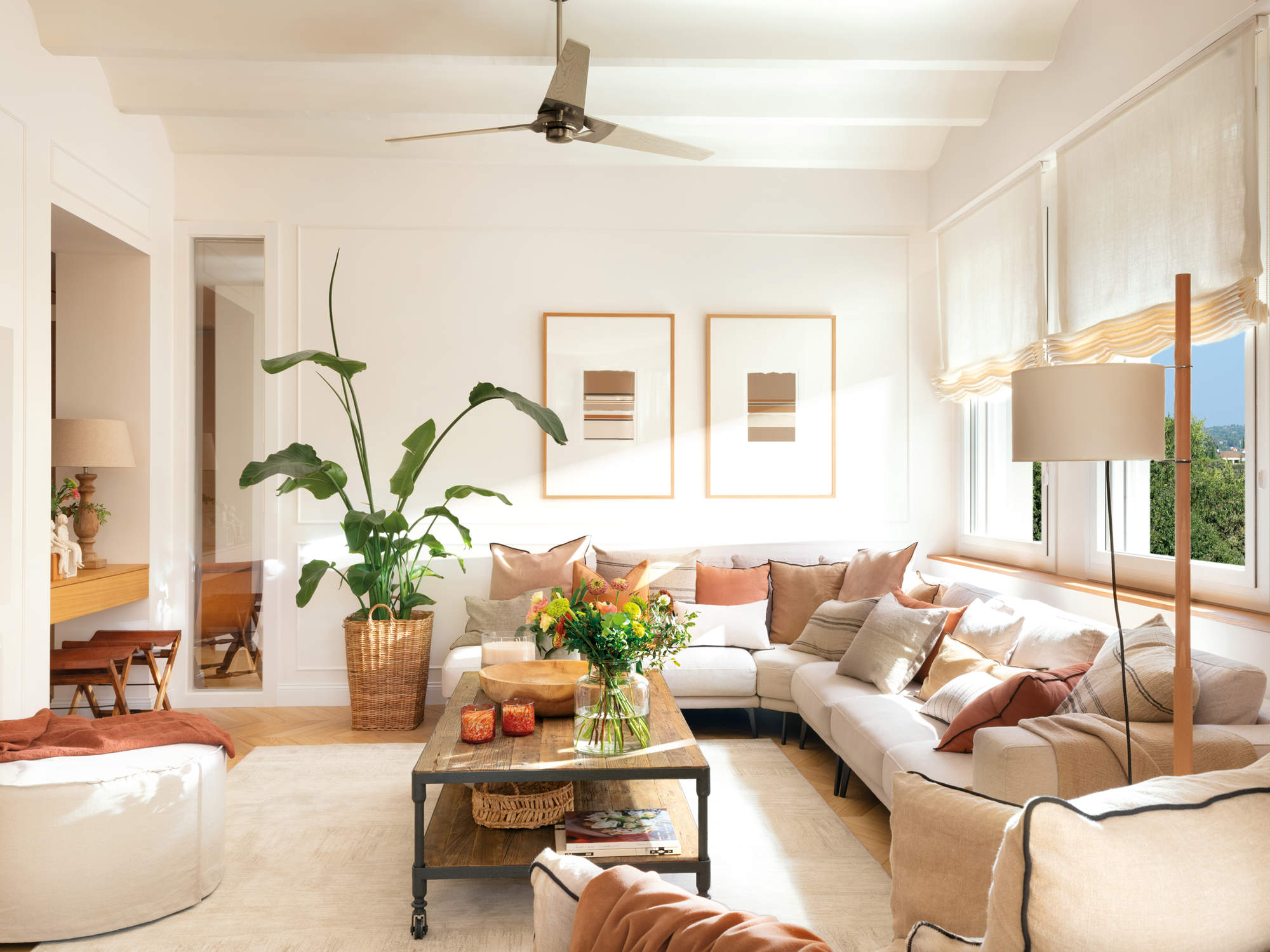 Salón cálido y elegante con sofá beige con cojines color teja