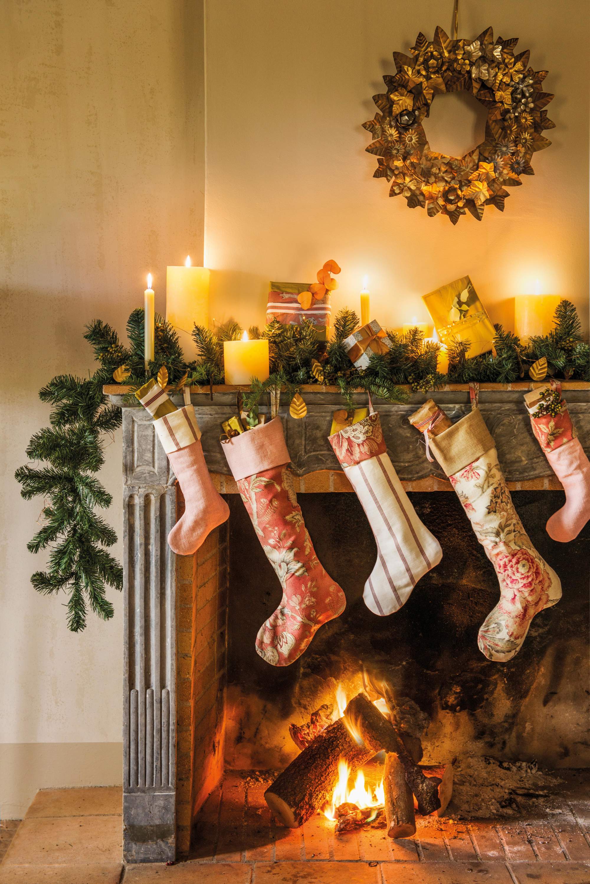 Chimenea decorada con calcetines navideños y corona dorada 495829