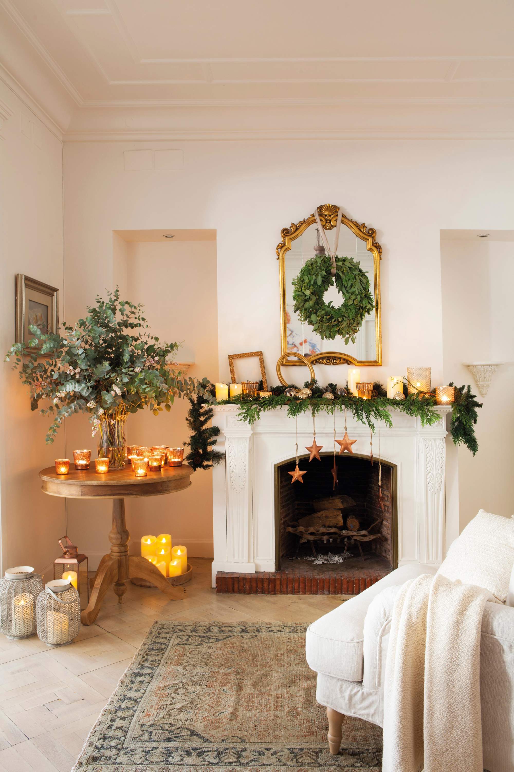 Salón con chimenea y decoración navideña dorada