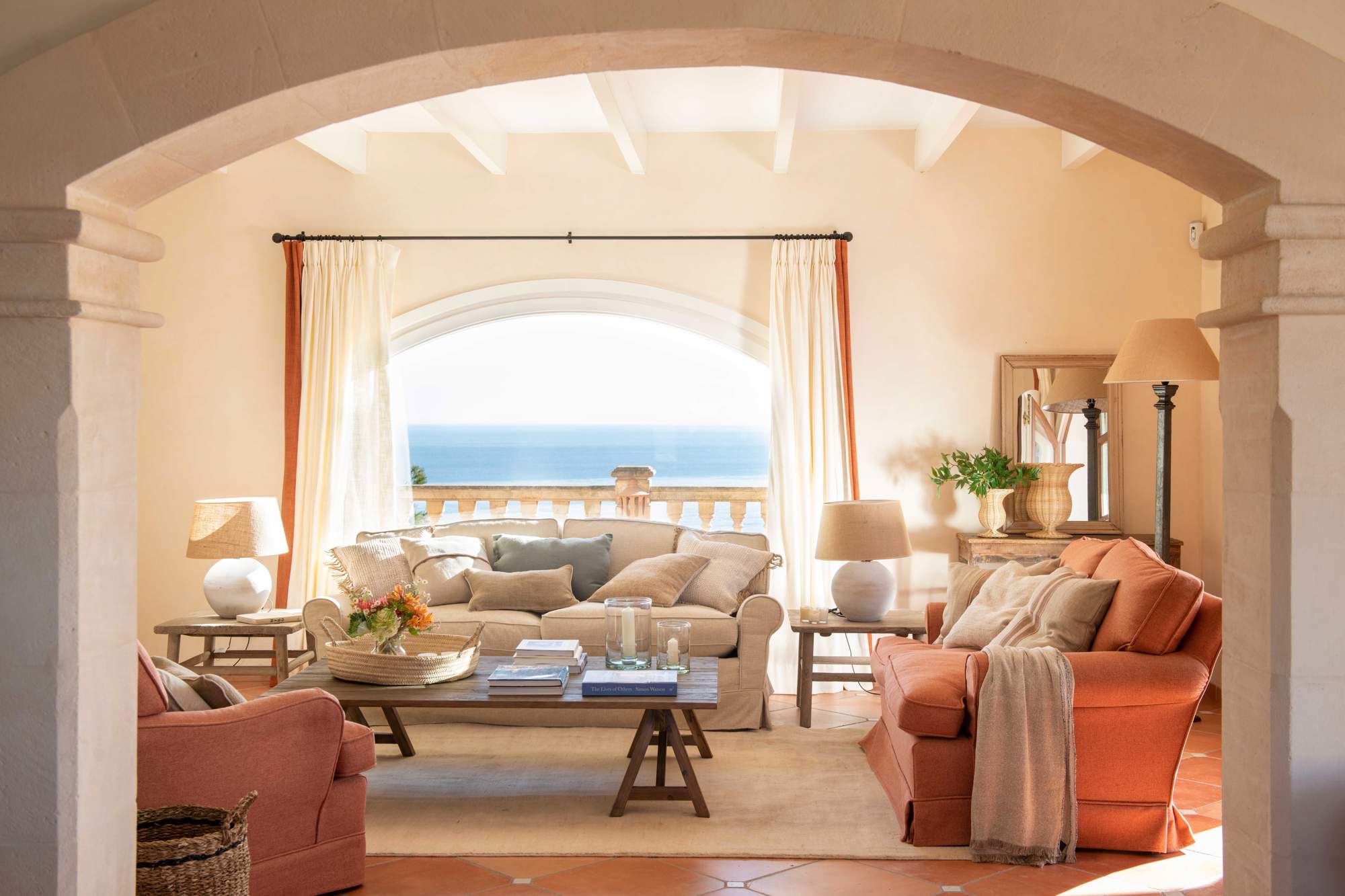 Salón con sofá blanco y melocotón con cortinas en ambos colores