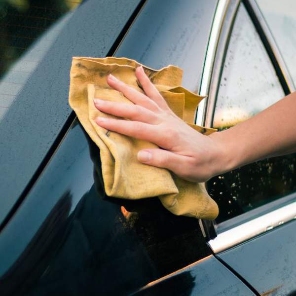 Cómo limpiar las cacas de las palomas del coche sin dañar la pintura ni carrocería