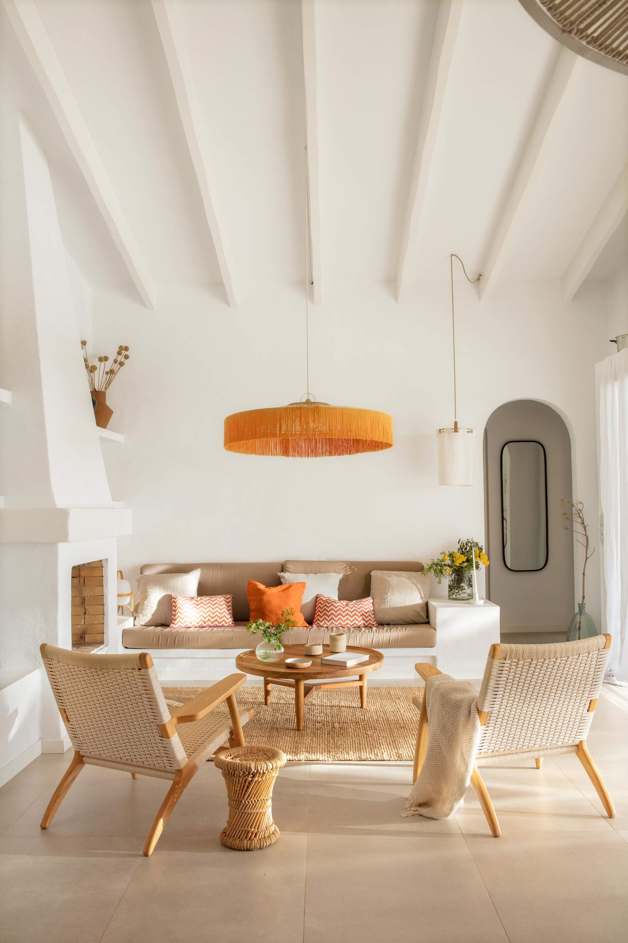 Salón blanco con lámpara de techo naranja