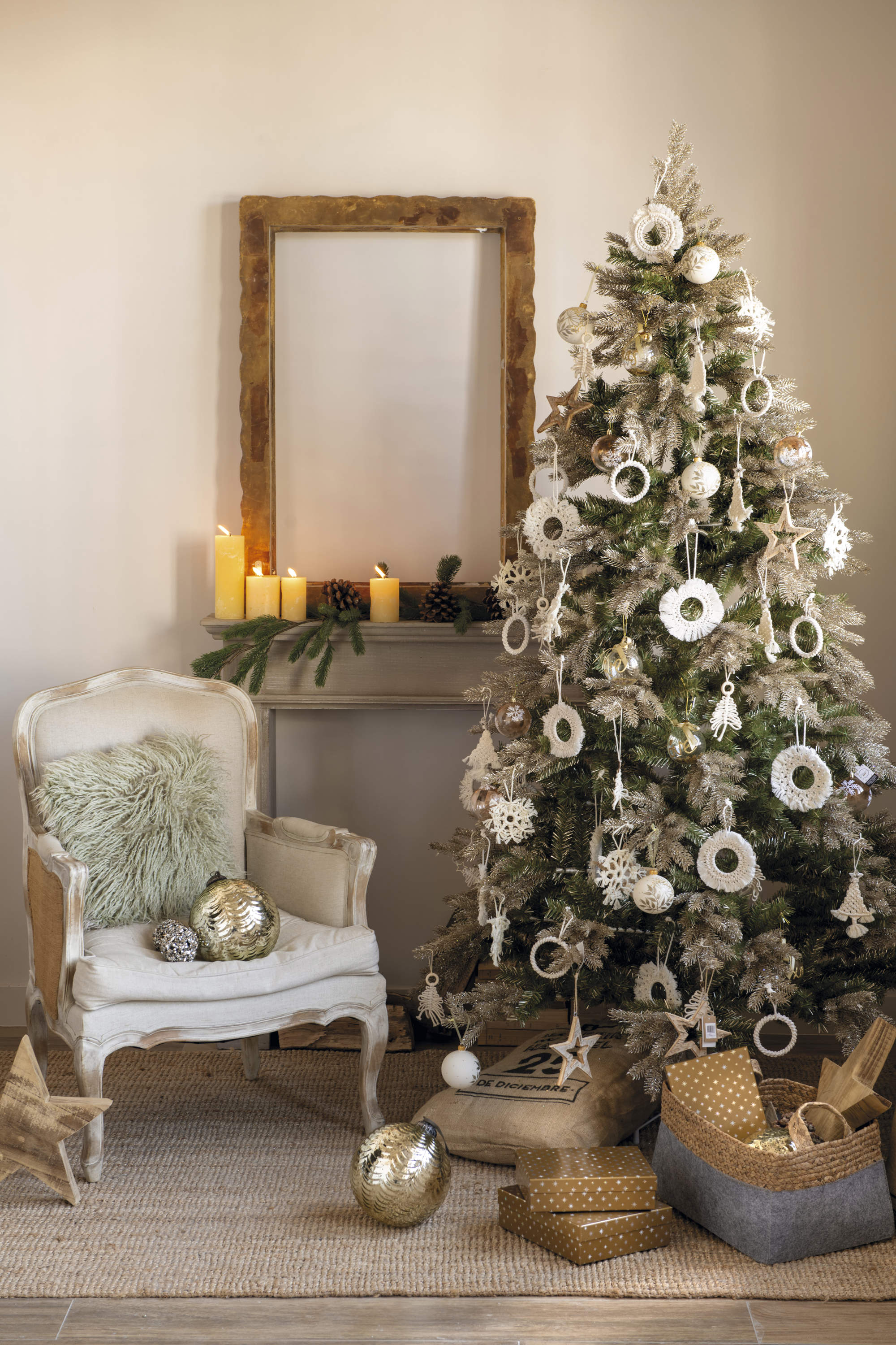 Árbol de Navidad con adornos de macramé.