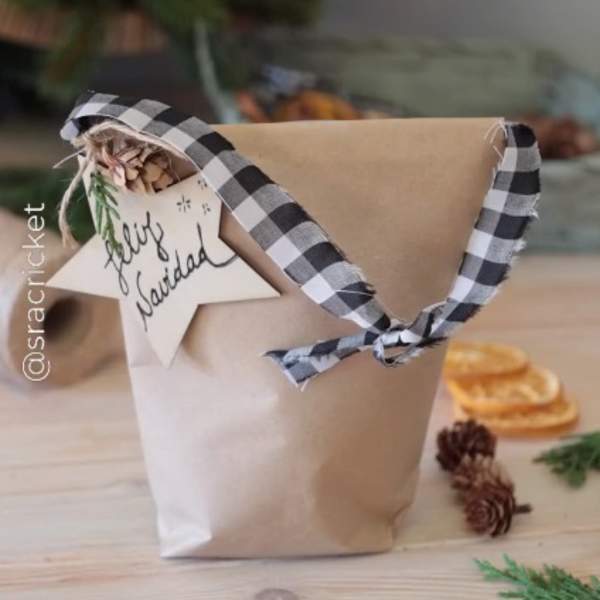 La manualidad de Navidad fácil y bonita del día: el original envoltorio de regalo para los que no compran papel