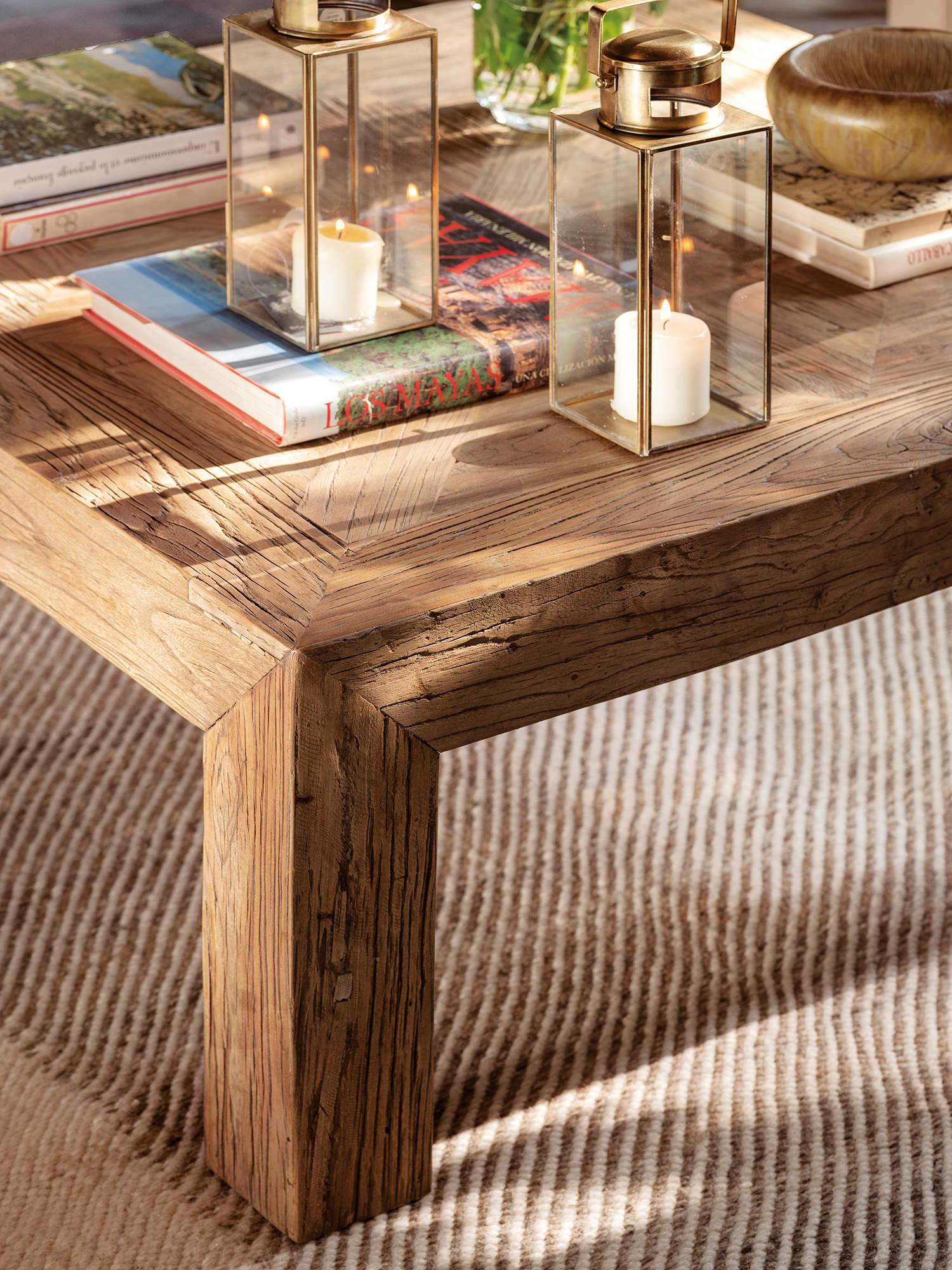 Detalle de mesa de centro de madera maciza. 