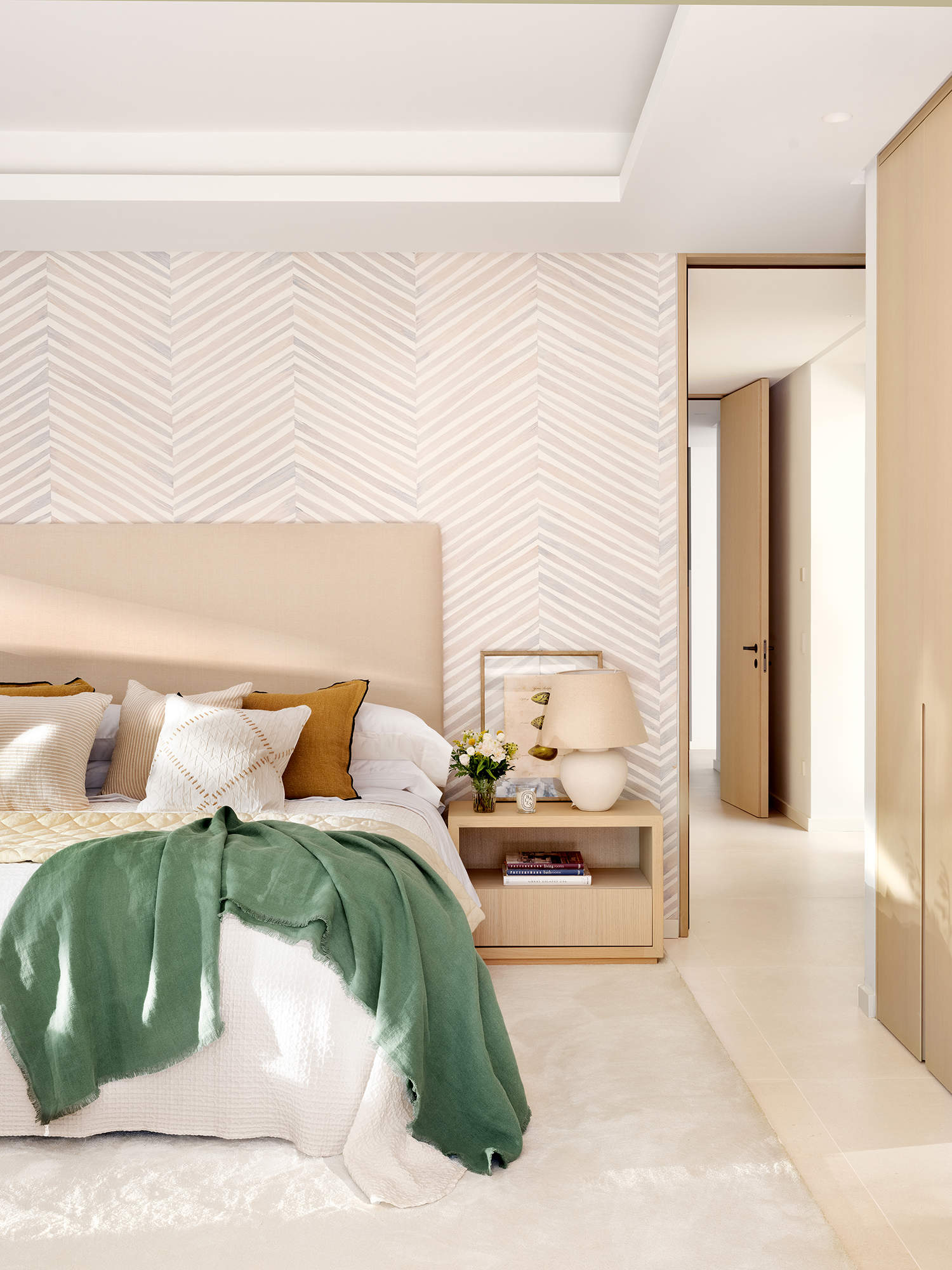 Dormitorio decorado con papel pintado en zigzag en la pared del cabecero