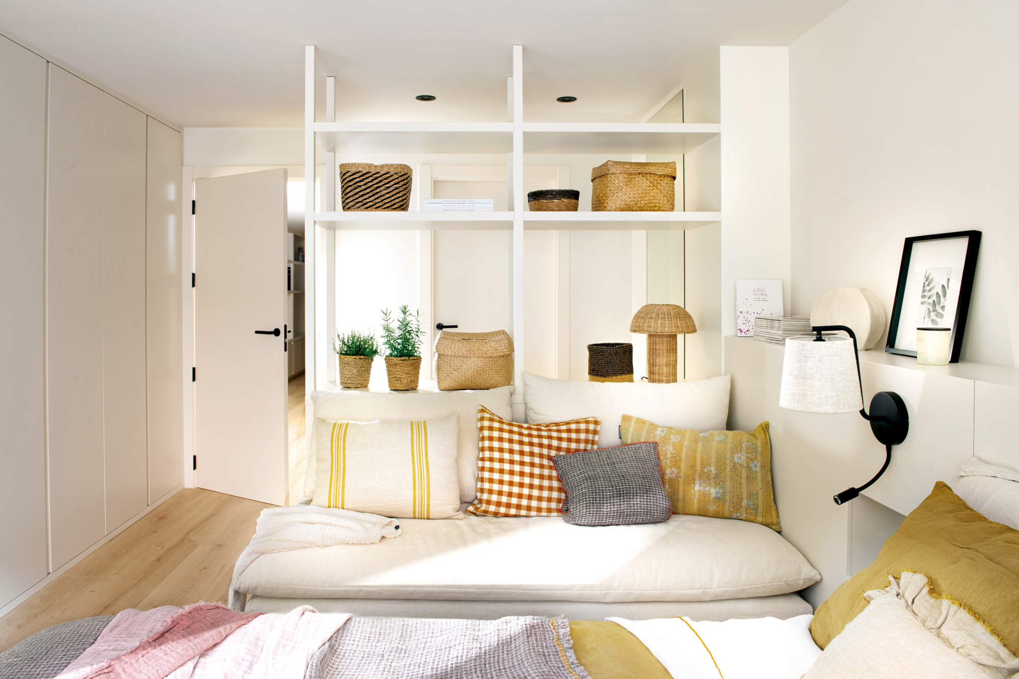 Dormitorio luminoso con estantería blanca