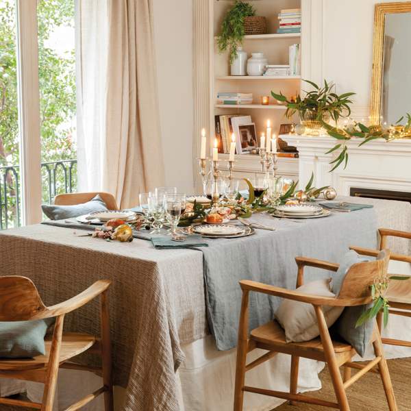 Mesa de Navidad con mantel blanco y beige superpuesto