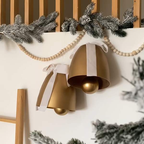 Un DIY fácil y fabuloso para decorar un rincón de tu casa de Navidad: @white.and.wood nos enseña a hacer unas campanas decorativas