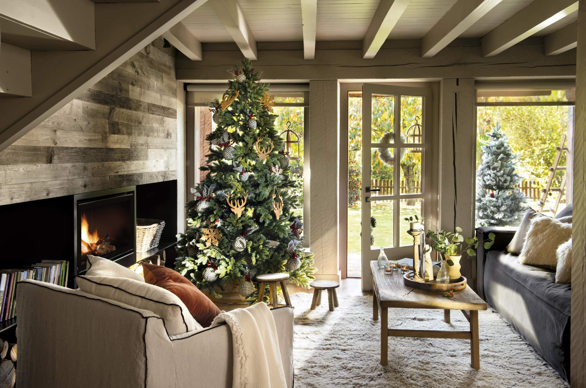Salón rústico decorado de Navidad con árbol