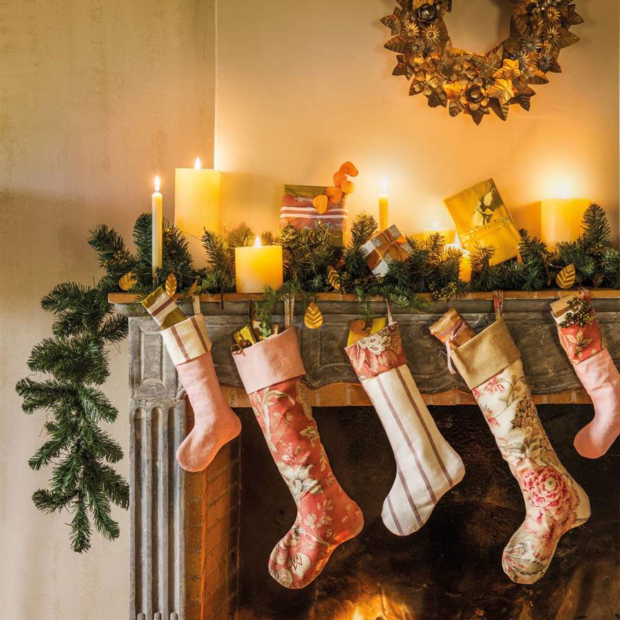 00495829 chimenea con calcetines de Navidad