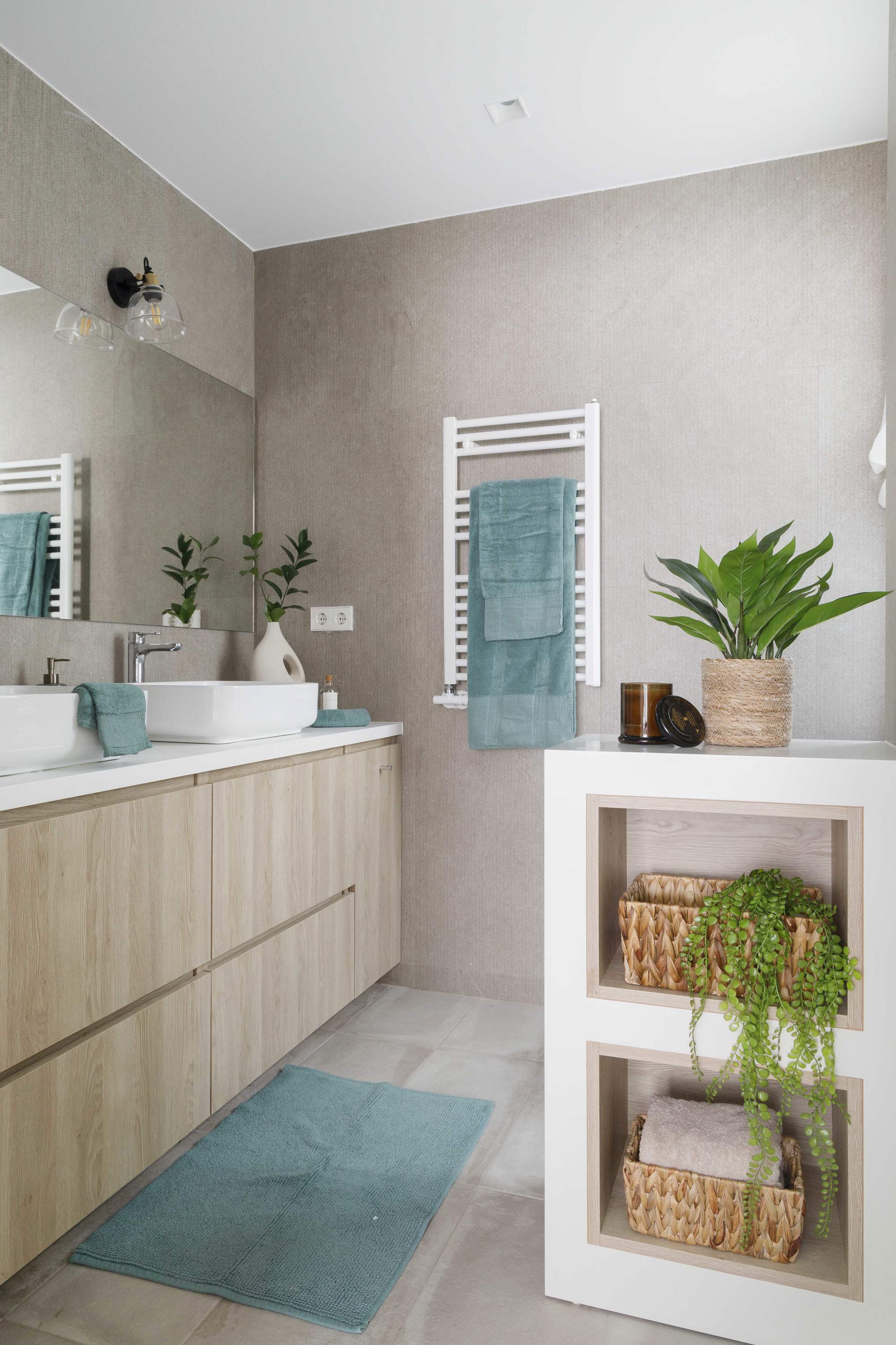 Cuarto de baño en suite con textiles turquesas y paredes grises.