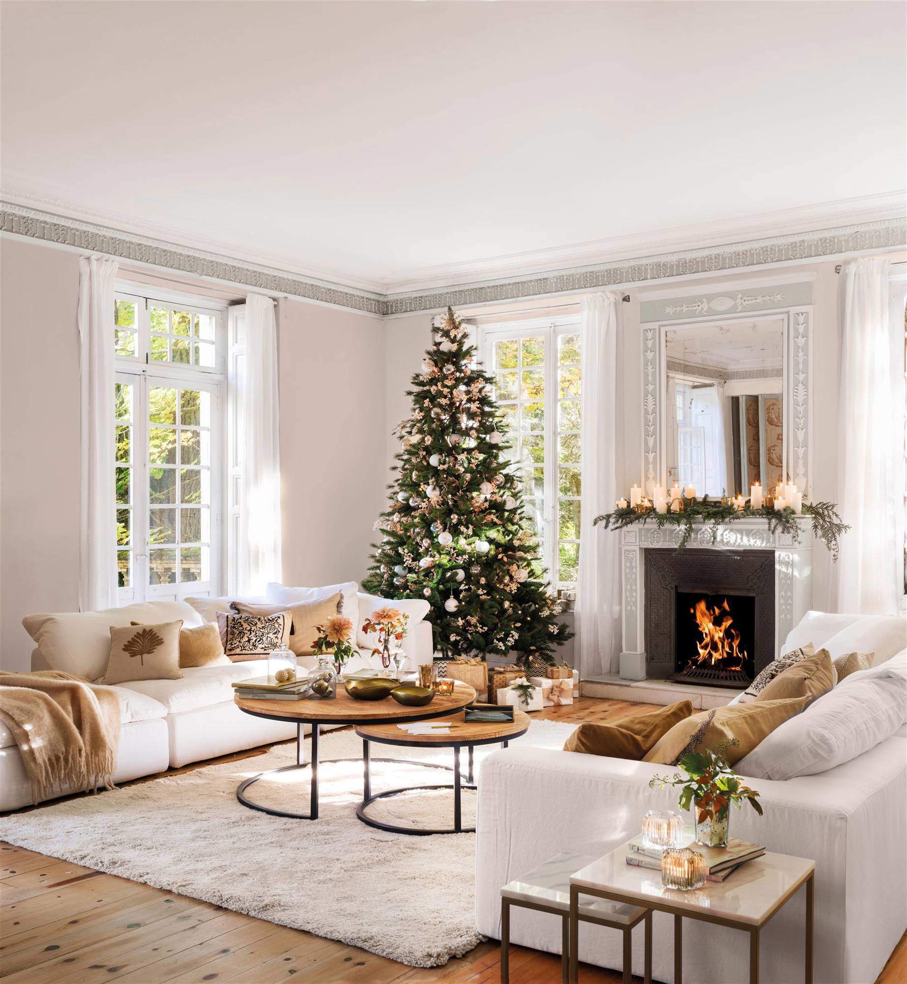 Salón con árbol de Navidad y adornos en rosa pálido, con chimenea.