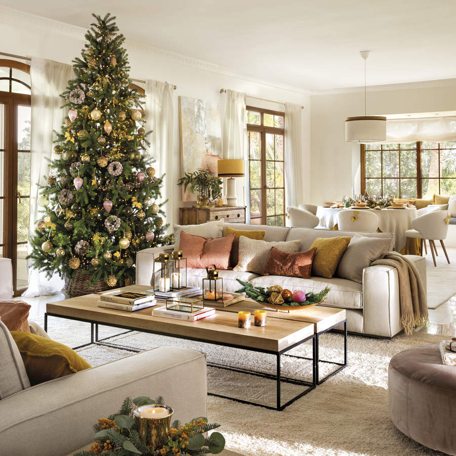 Salón con sofá alfombra y árbol de Navidad