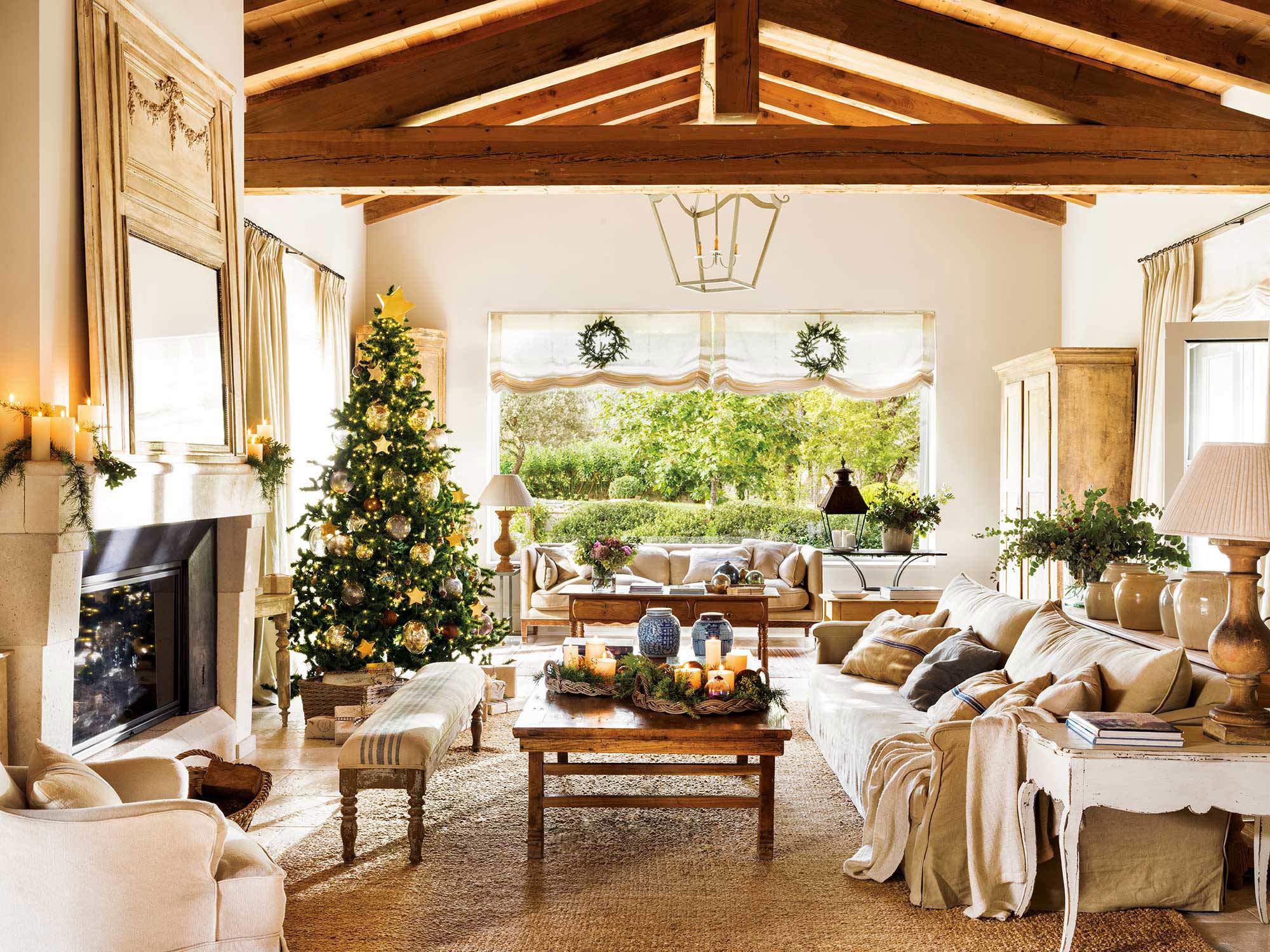 Salón de Navidad con chimenea y árbol decorado.
