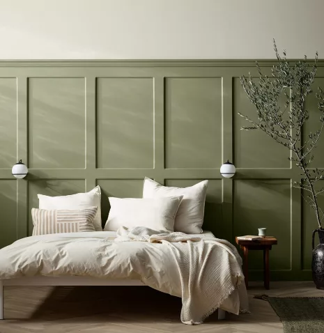 Dormitorio con cabecero pintada en verde de la Carta de Colores Canvas 2024 de Jotun