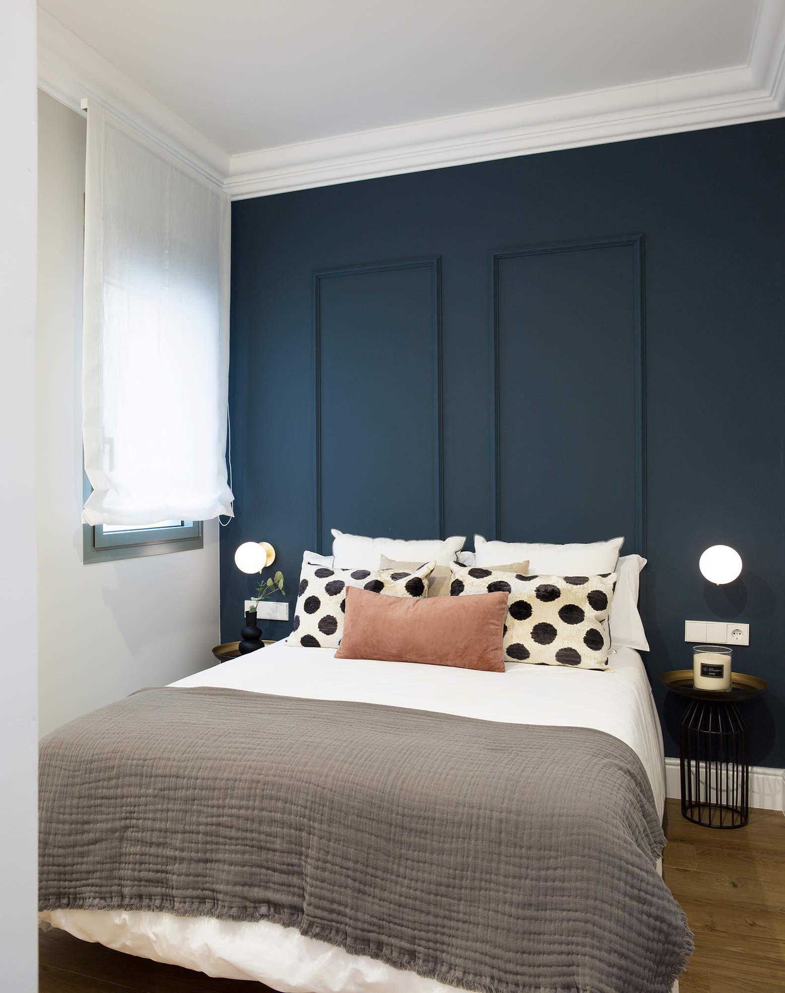 Dormitorio pintado en azul con molduras