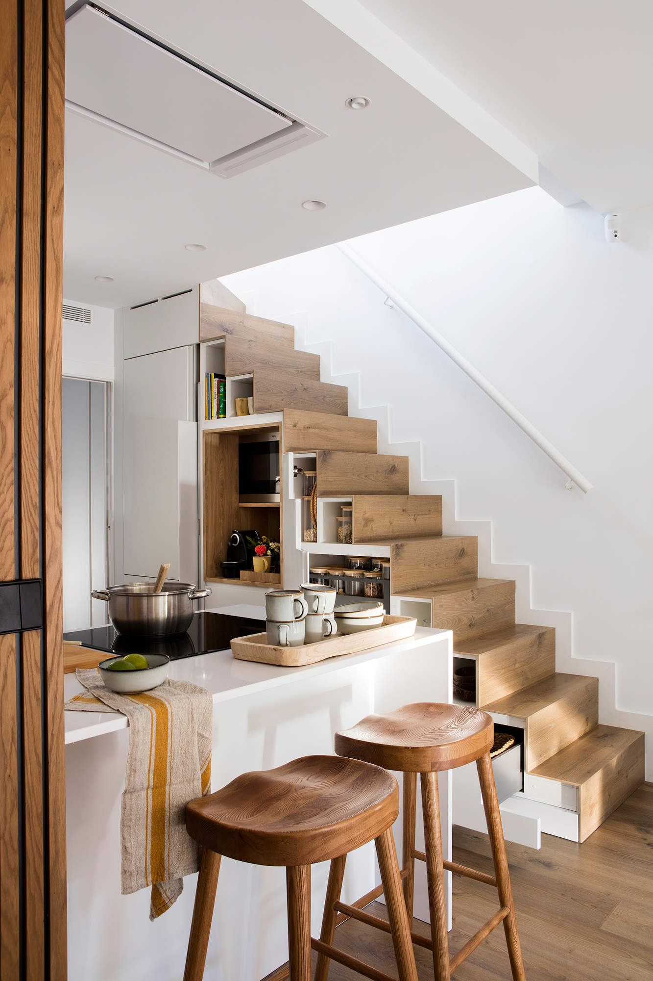 Cocina abierta con escalera integrada en uso en la cocina