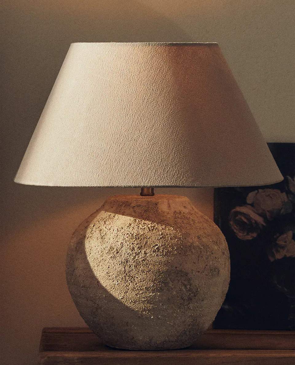 Lámpara de mesa de cerámica envejecida.