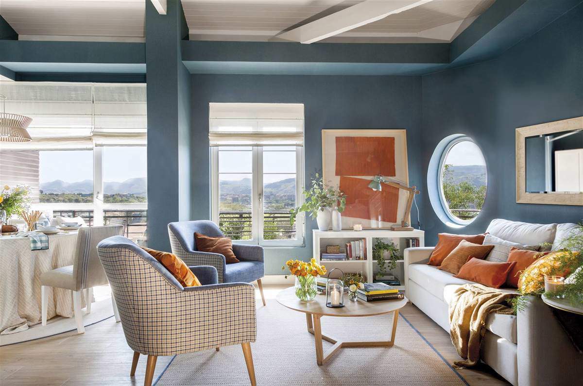 Salón-coemdor de un apartamento con paredes en azul