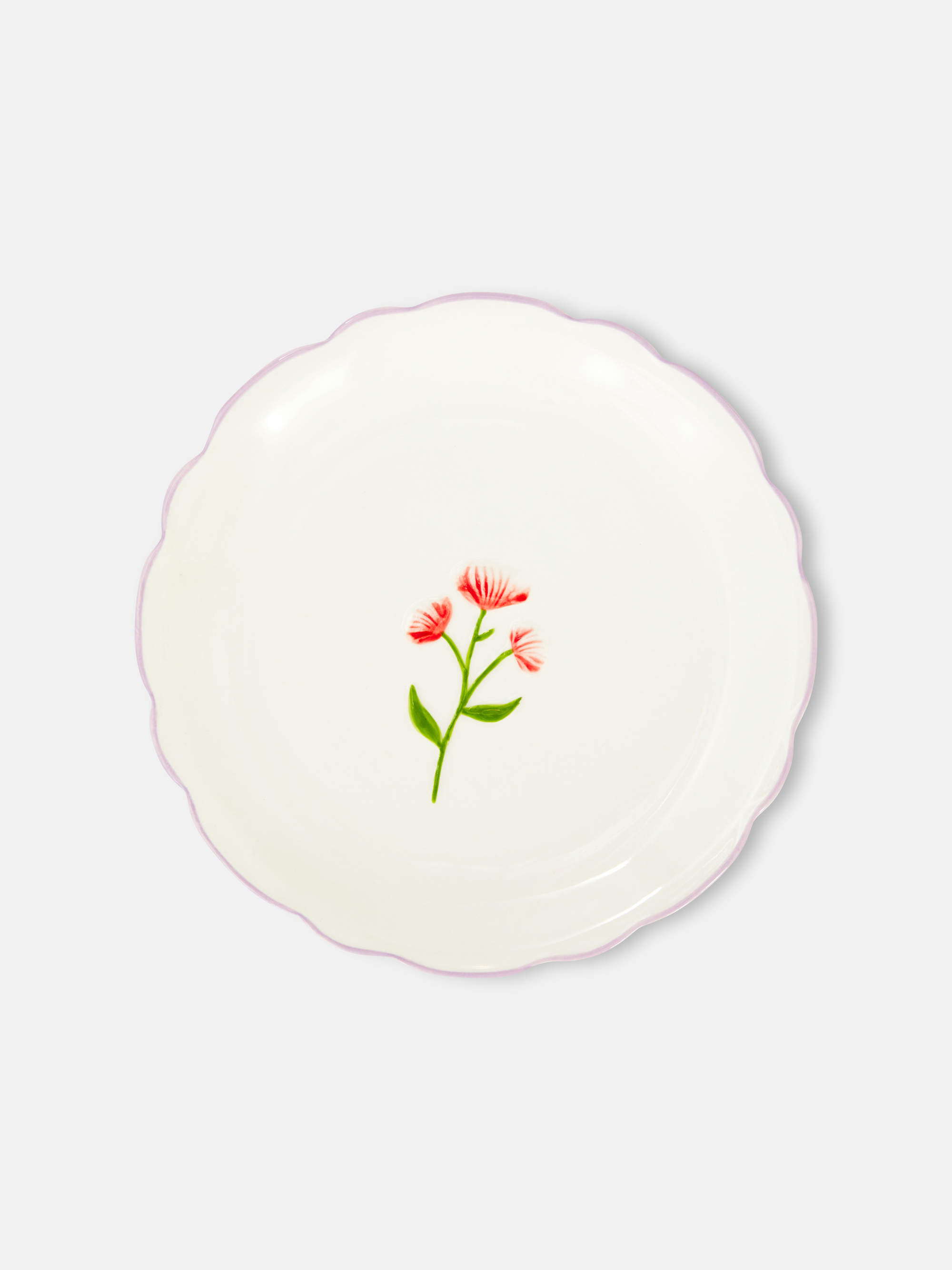 Plato blanco con flor.