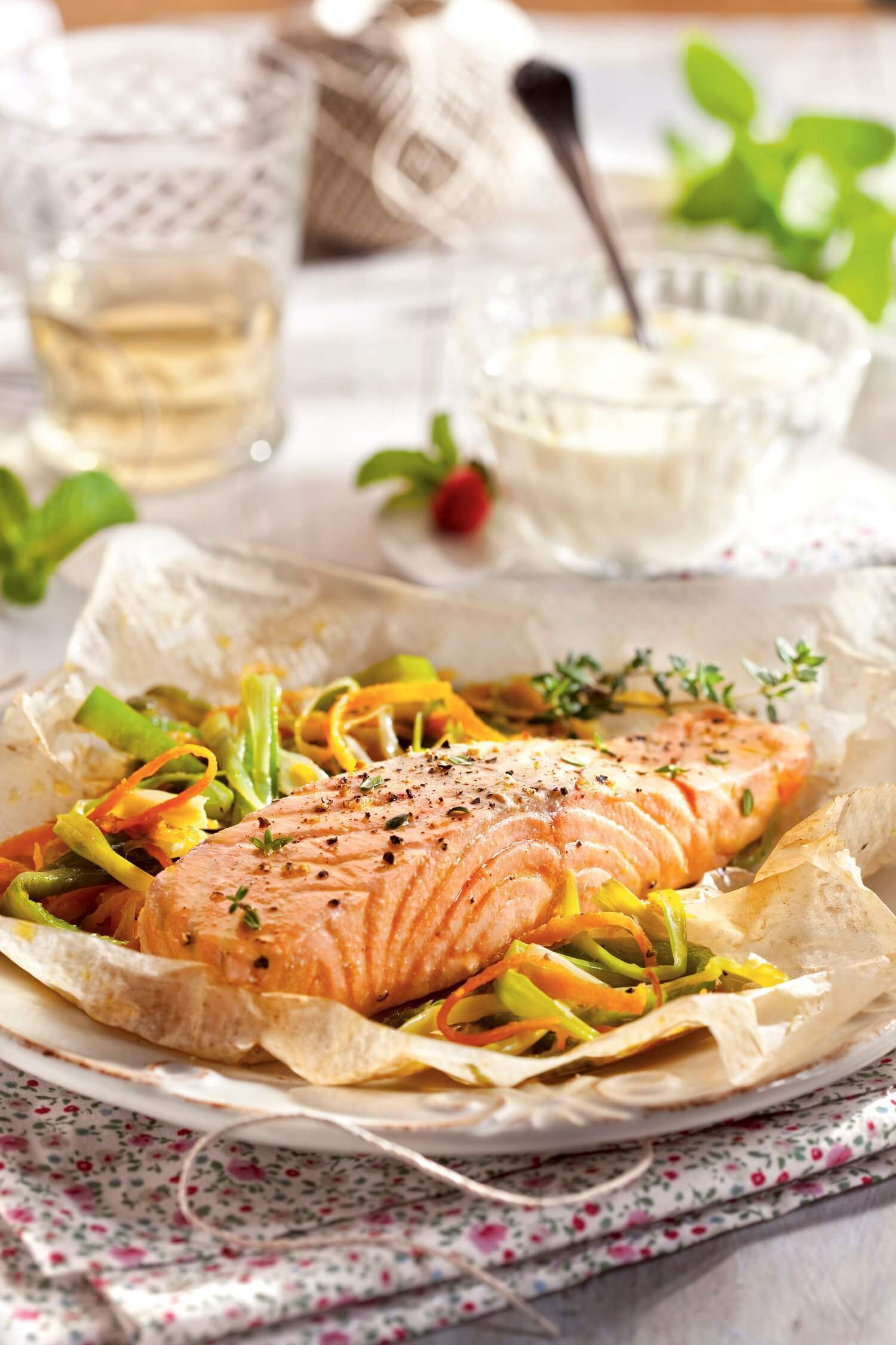 Recetas de cocina básicas: salmón en papillote con salsa de yogur.