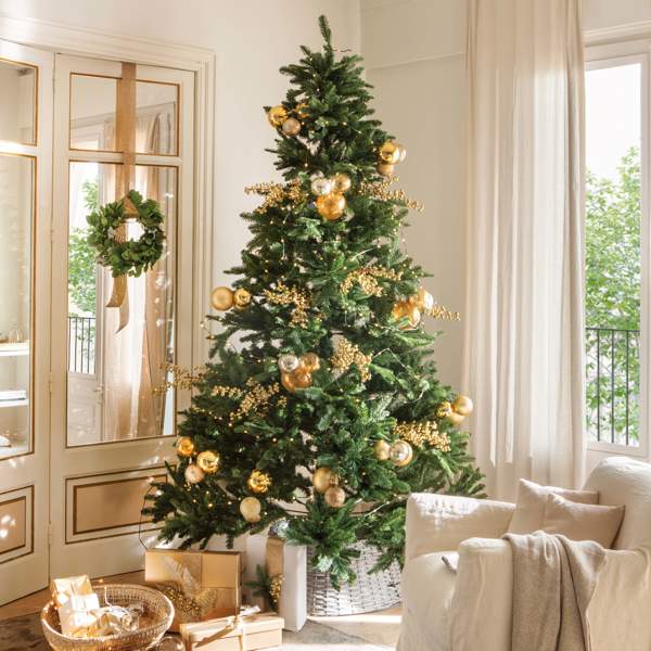 Árbol de Navidad con adornos dorados y corona en la puerta
