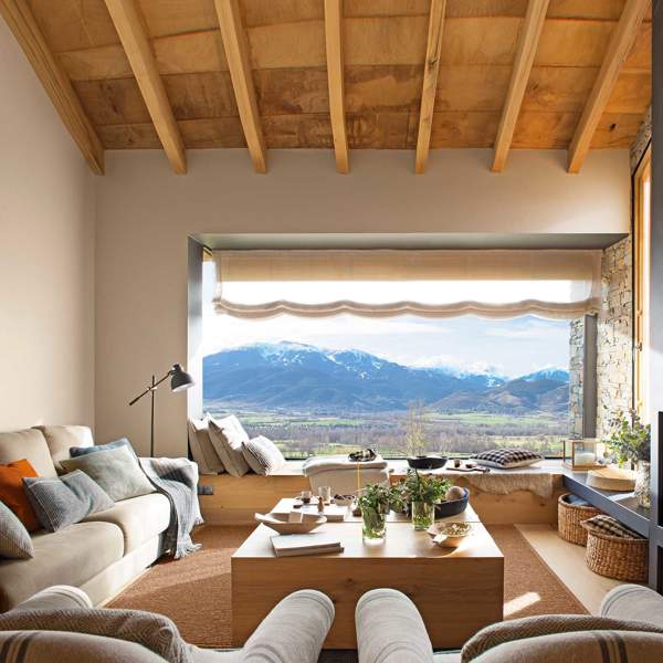 Los 12 salones de montaña y de campo más bonitos de la revista El Mueble: con mucha madera, chimenea y calidez