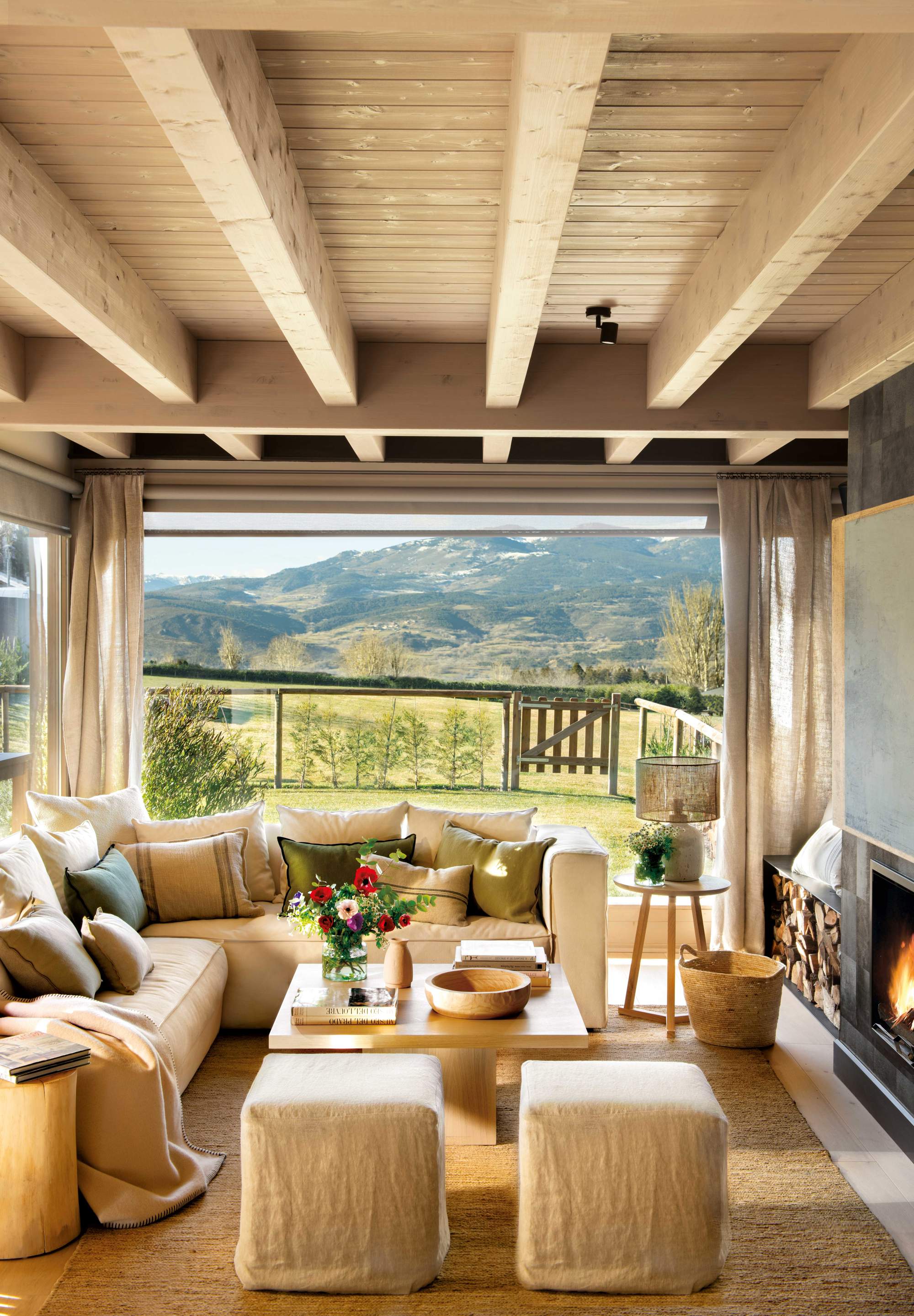 Salón con chimenea, sofá esquinero y vistas a la montaña