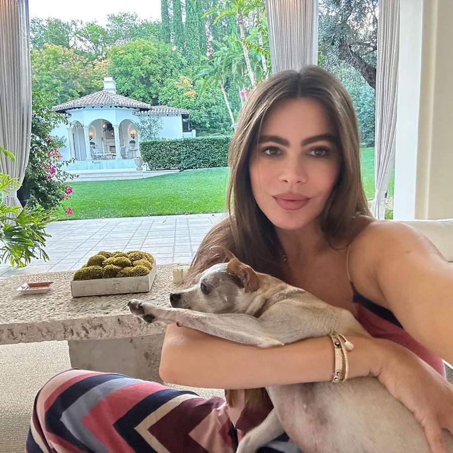 Sofía Vergara con su perro en su mansión de Los Ángeles