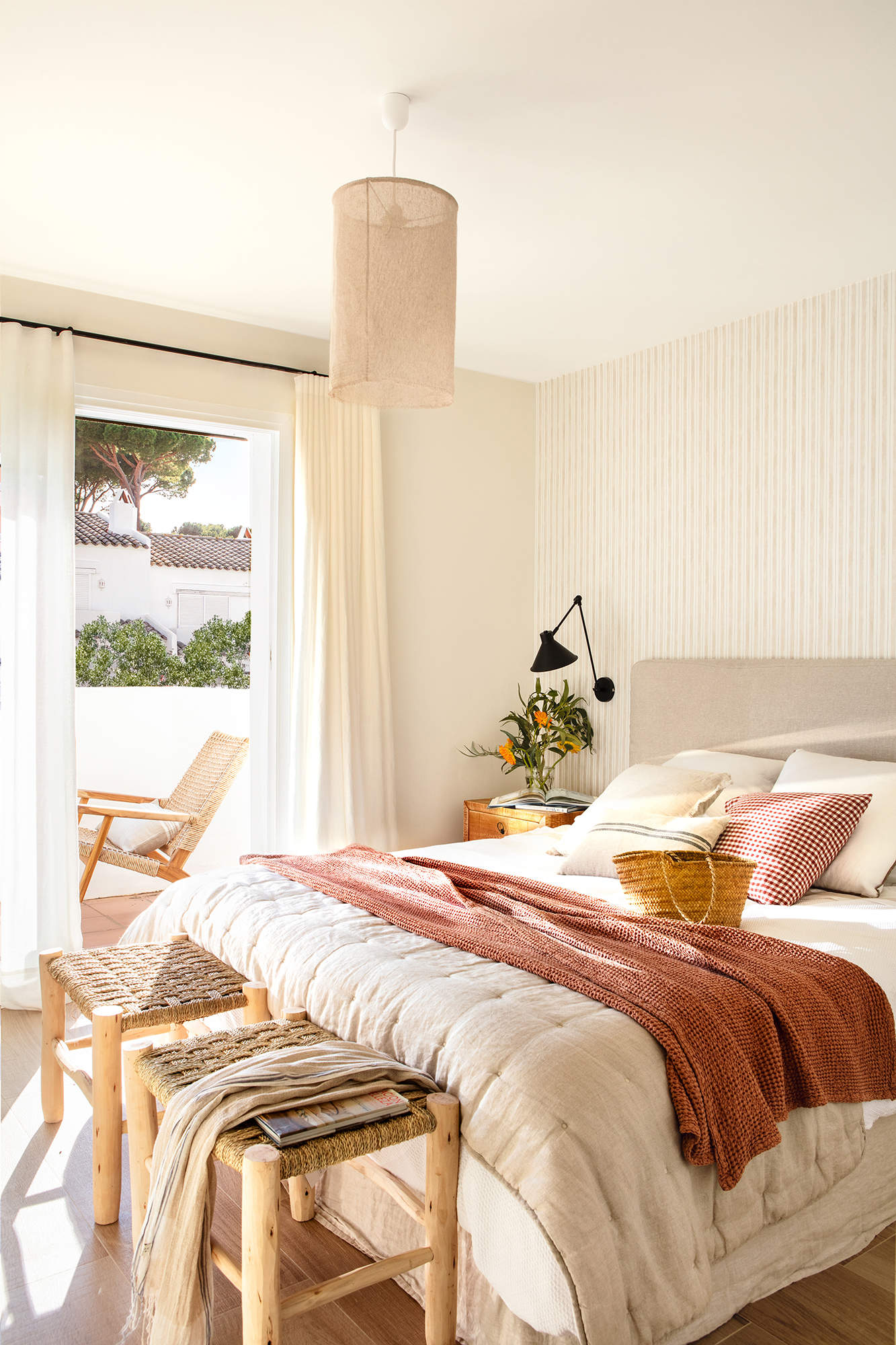 Dormitorio pequeño con cortinas en colro blanco