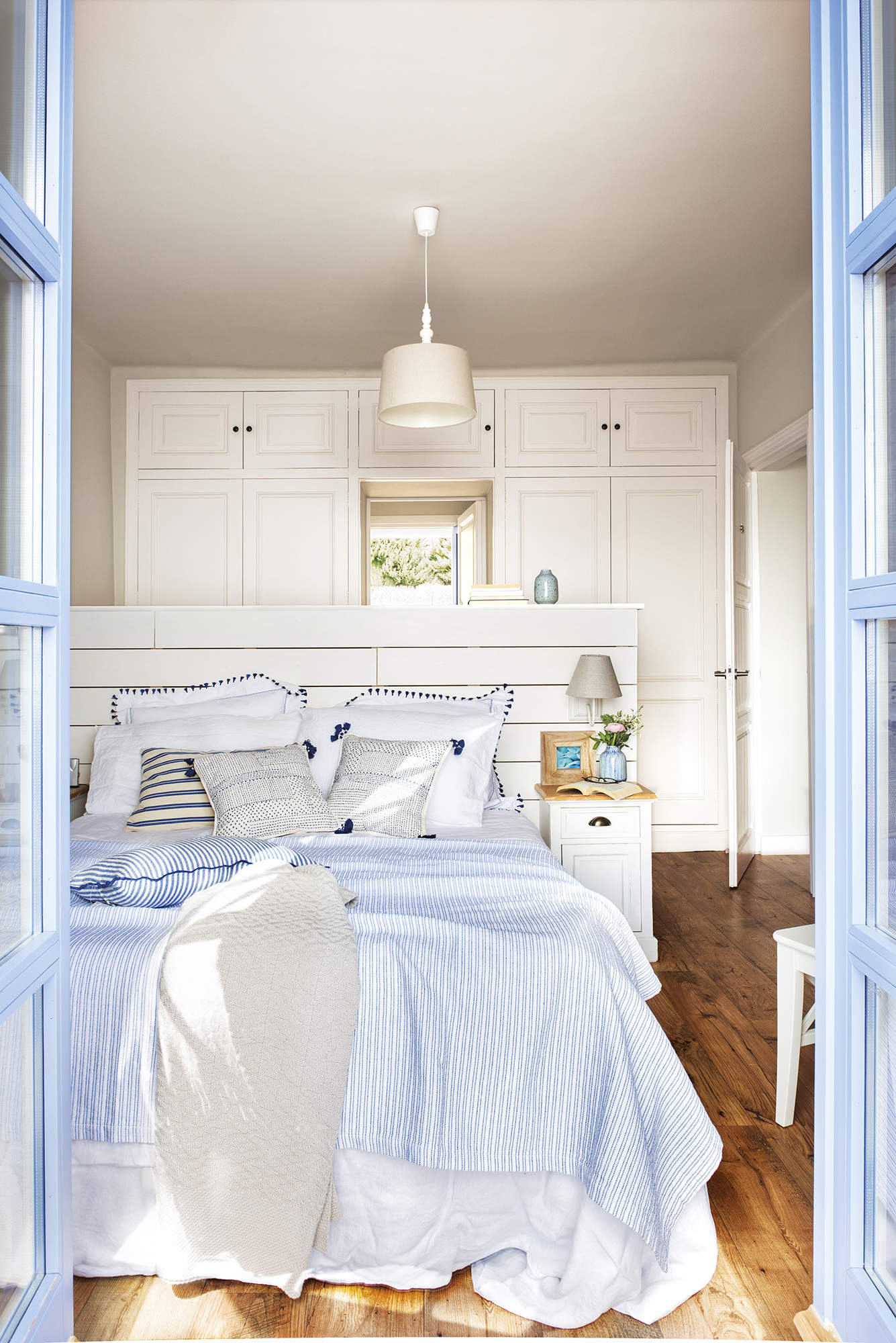 Dormitorio de estilo mediterráneo en azul y blanco. 