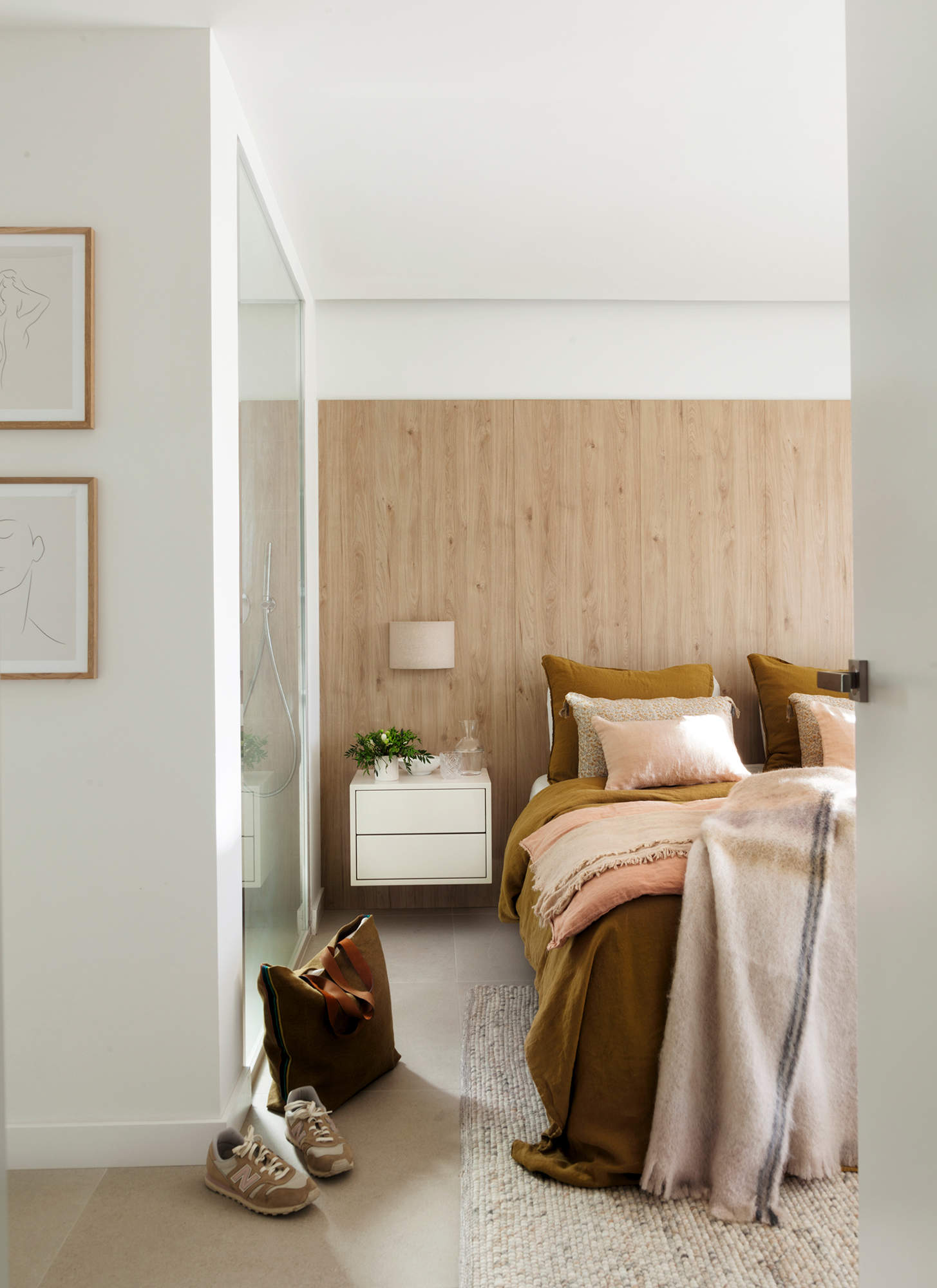 Dormitorio con panelado de madera en el cabecero. 